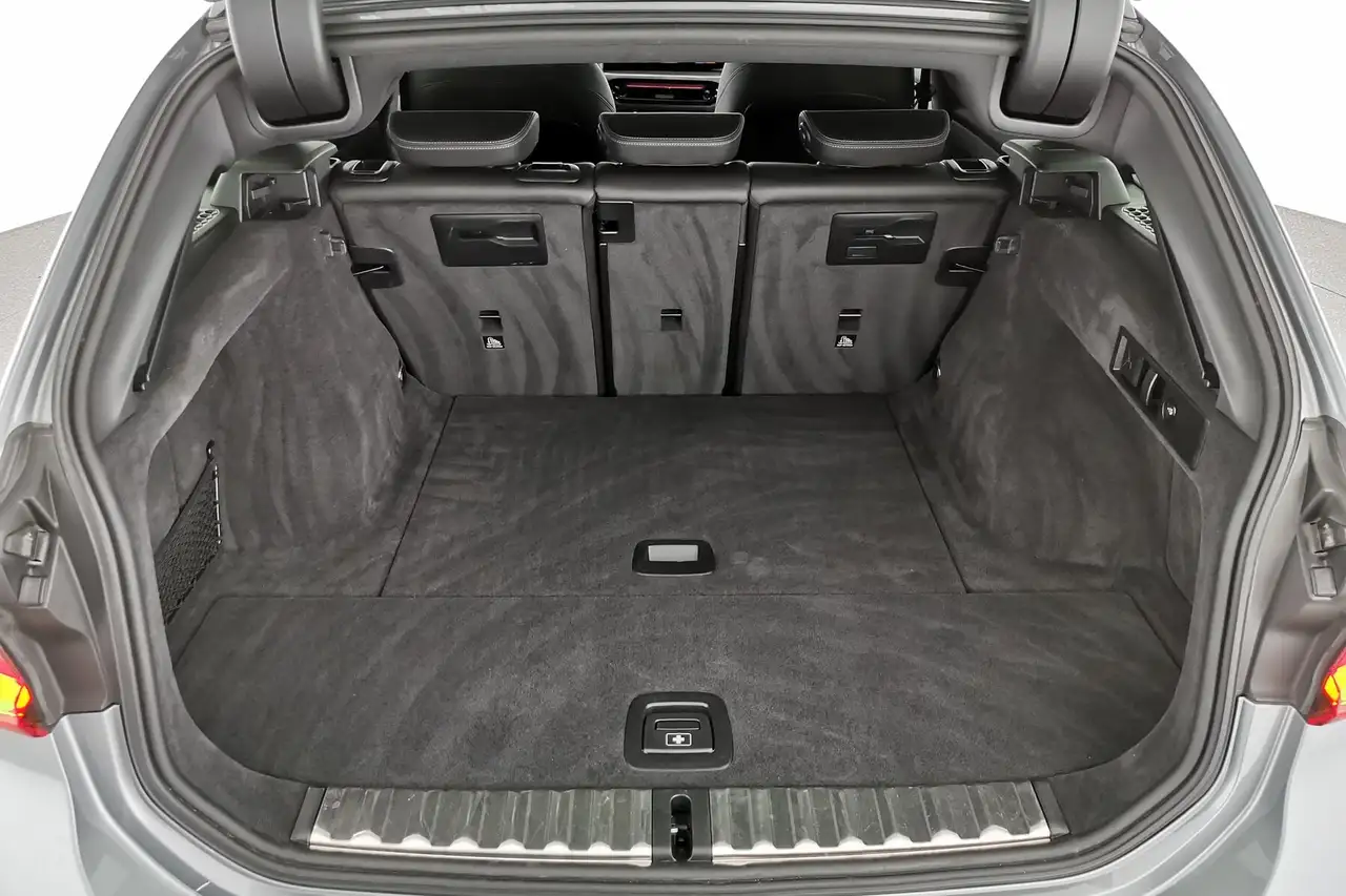 BMW 330 i xDrive M Sport ACC|Pano|HUD|ParkAs+360|AHK 6