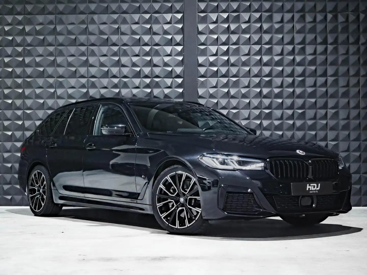 BMW 530 5-serie Touring 530i xDrive M Sport | Pano |19"| L Zwart - 2