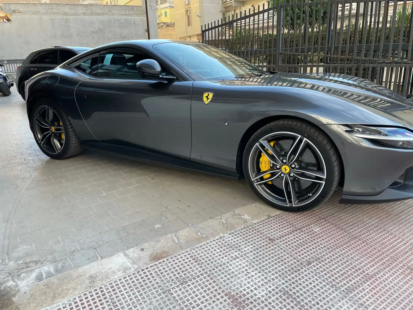 Ferrari Roma Grigio - 2