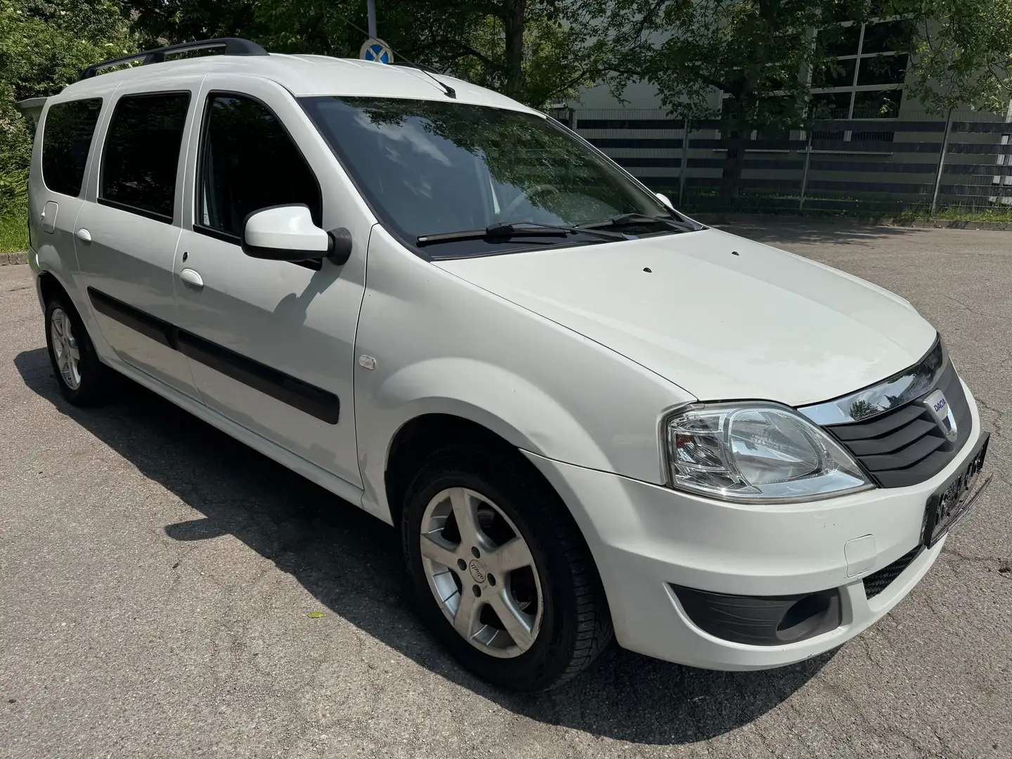 Dacia Logan 1.6 MPI MCV Laureate Weiß - 1