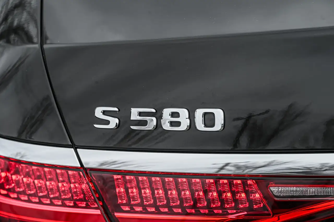 Mercedes-Benz S-Class снимка Mercedes-Benz S-Class