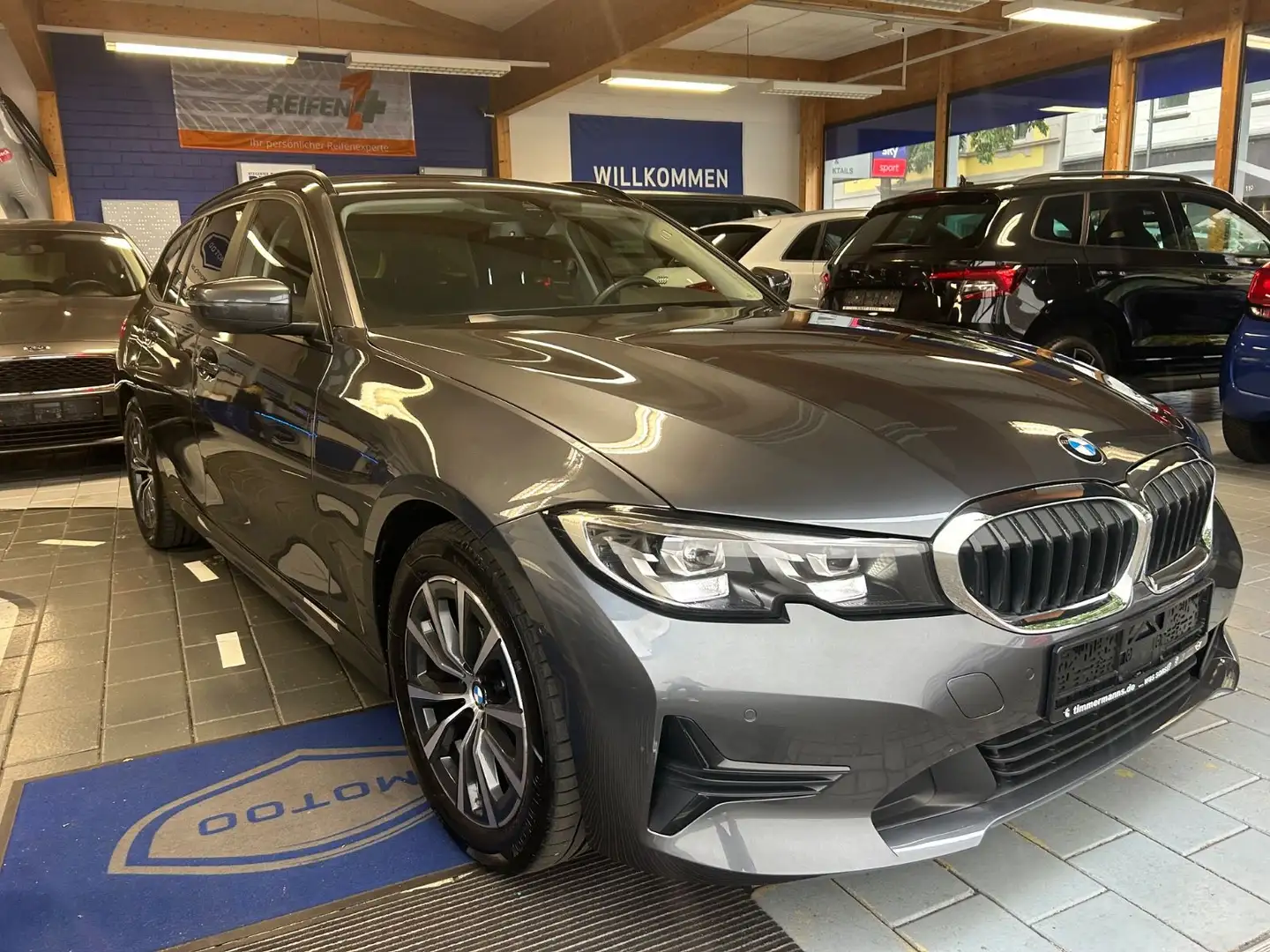 BMW 320 d touring AHK/PARK/KAM/LIVE/CONNECT Grijs - 1