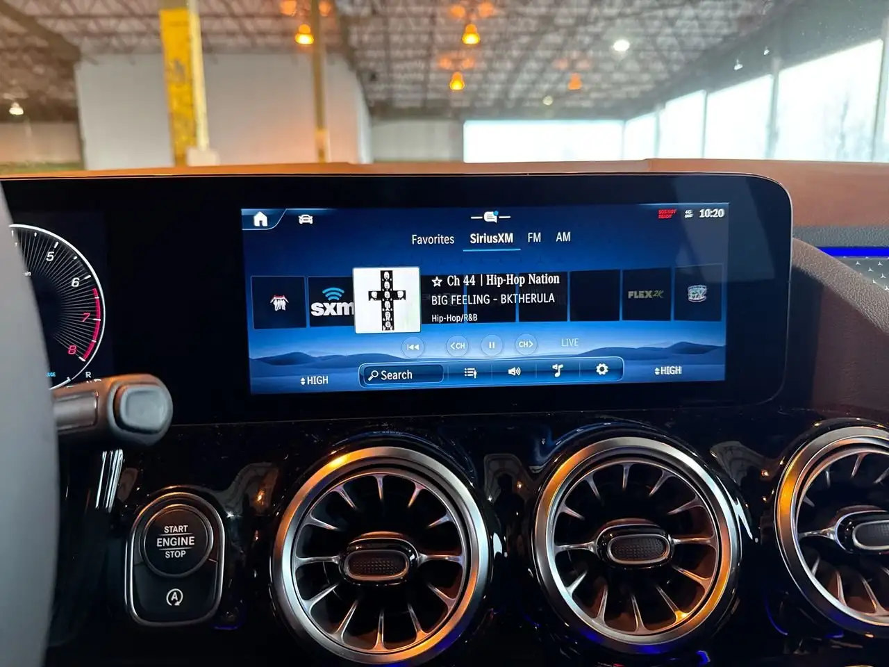 Mercedes-Benz GLA снимка Mercedes-Benz GLA