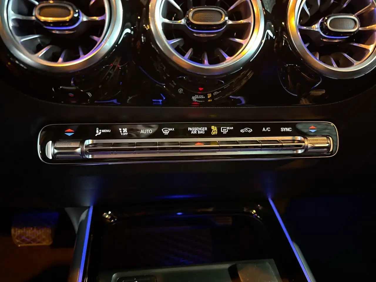 Mercedes-Benz GLA снимка Mercedes-Benz GLA