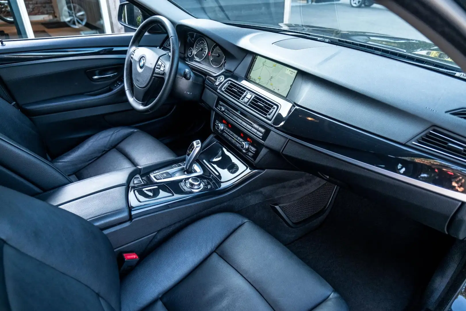 BMW 520 5-serie 520i High Executive NL Auto I NAP I Trekha Zwart - 2