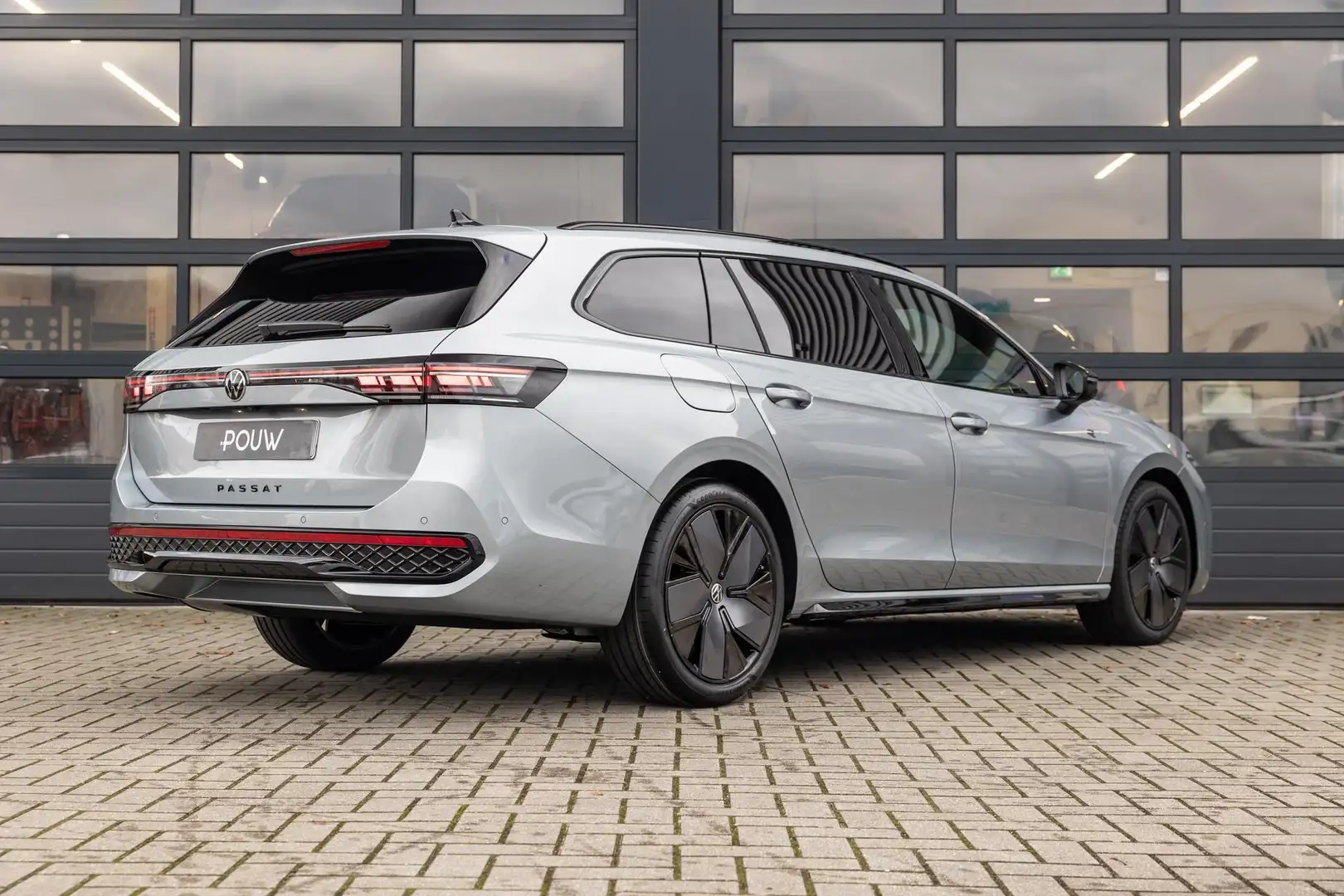 Volkswagen Passat Variant 1.5 eTSI 150pk DSG R-Line Business | Panoramadak | Zilver - 2