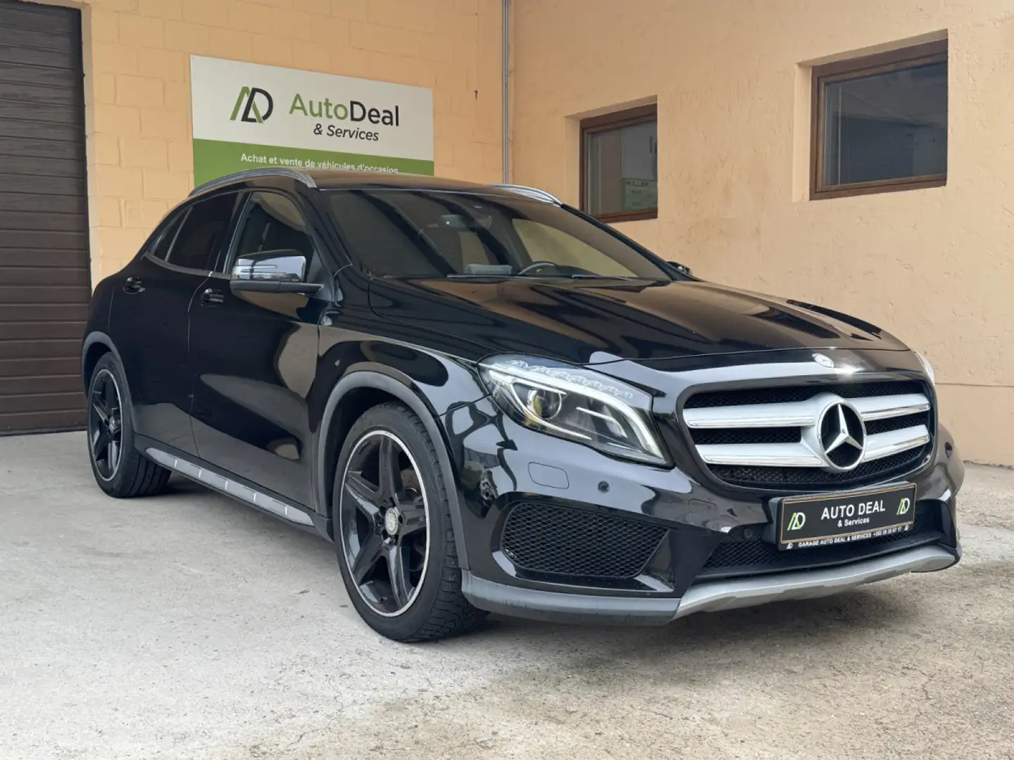 Mercedes-Benz GLA 200 d pack AMG Panorama Automatique Noir - 1