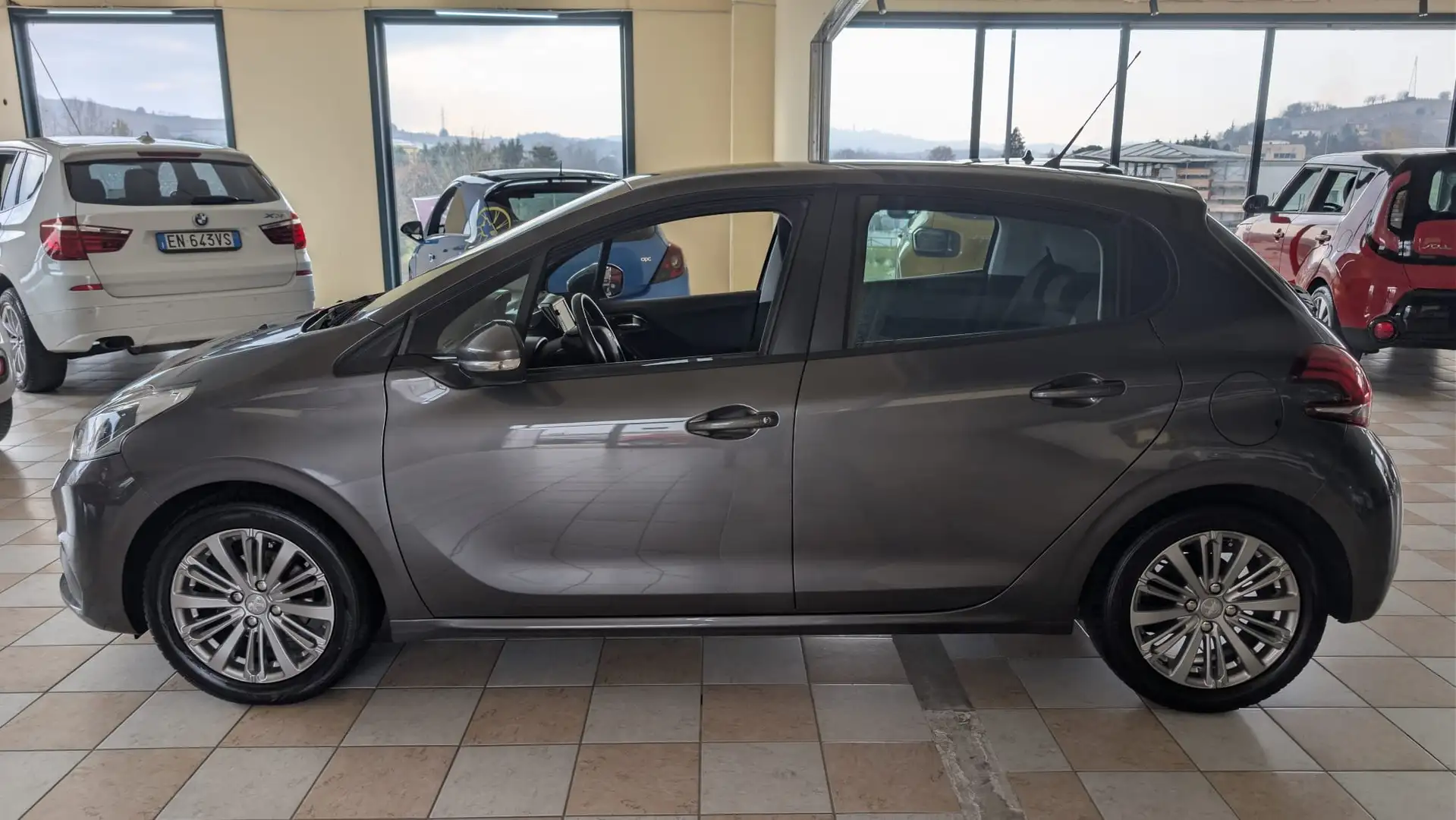 Peugeot 208 1.2 puretech Touch 82cv Grijs - 2