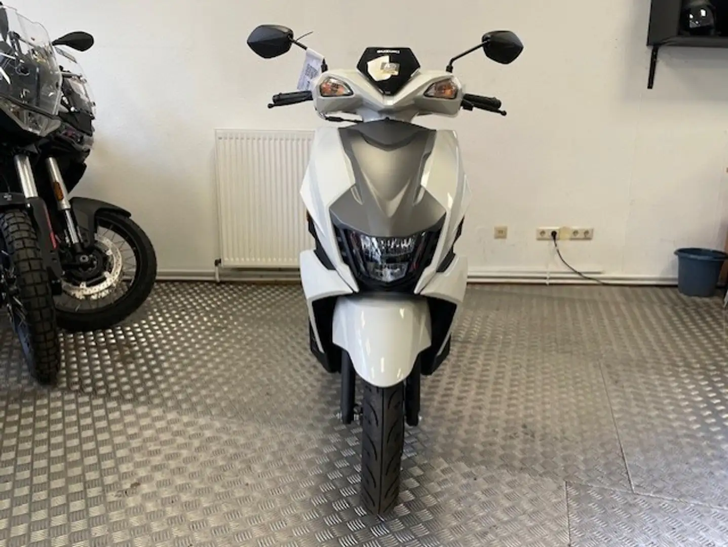 Suzuki AVENIS 125 4 Jahre Hersteller Garantie Gris - 1