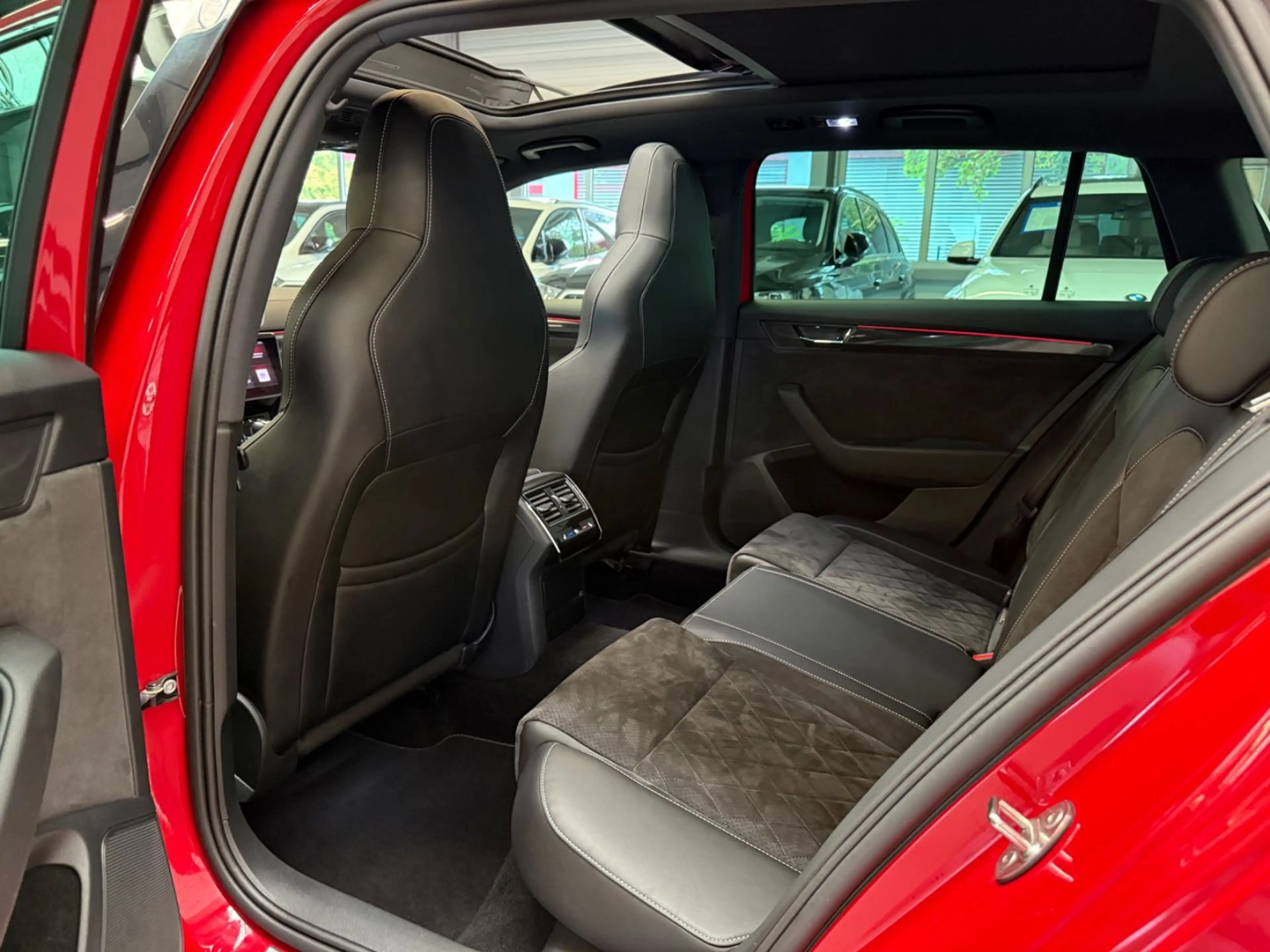 Skoda Superb Sportline 4x4 ACC/PANO/AHK/KAM/1HAND/19 — photo 14
