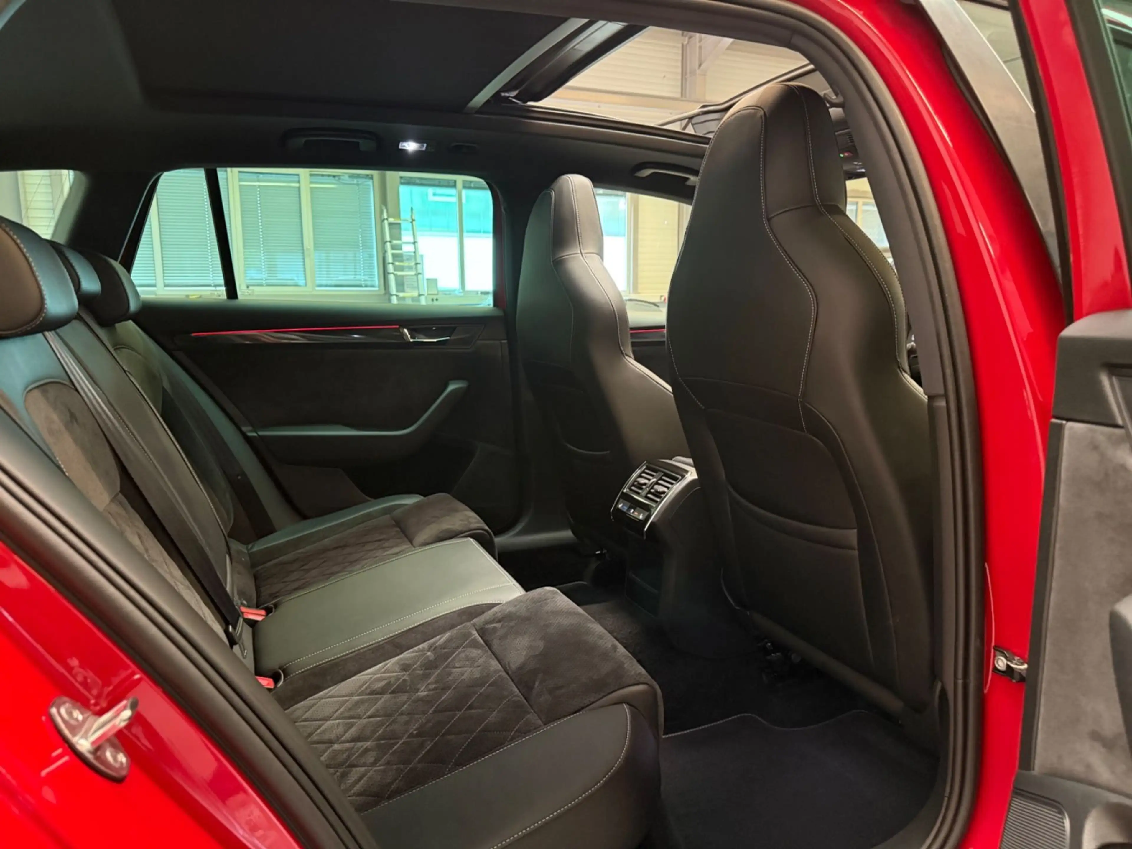 Skoda Superb Sportline 4x4 ACC/PANO/AHK/KAM/1HAND/19 — photo 15