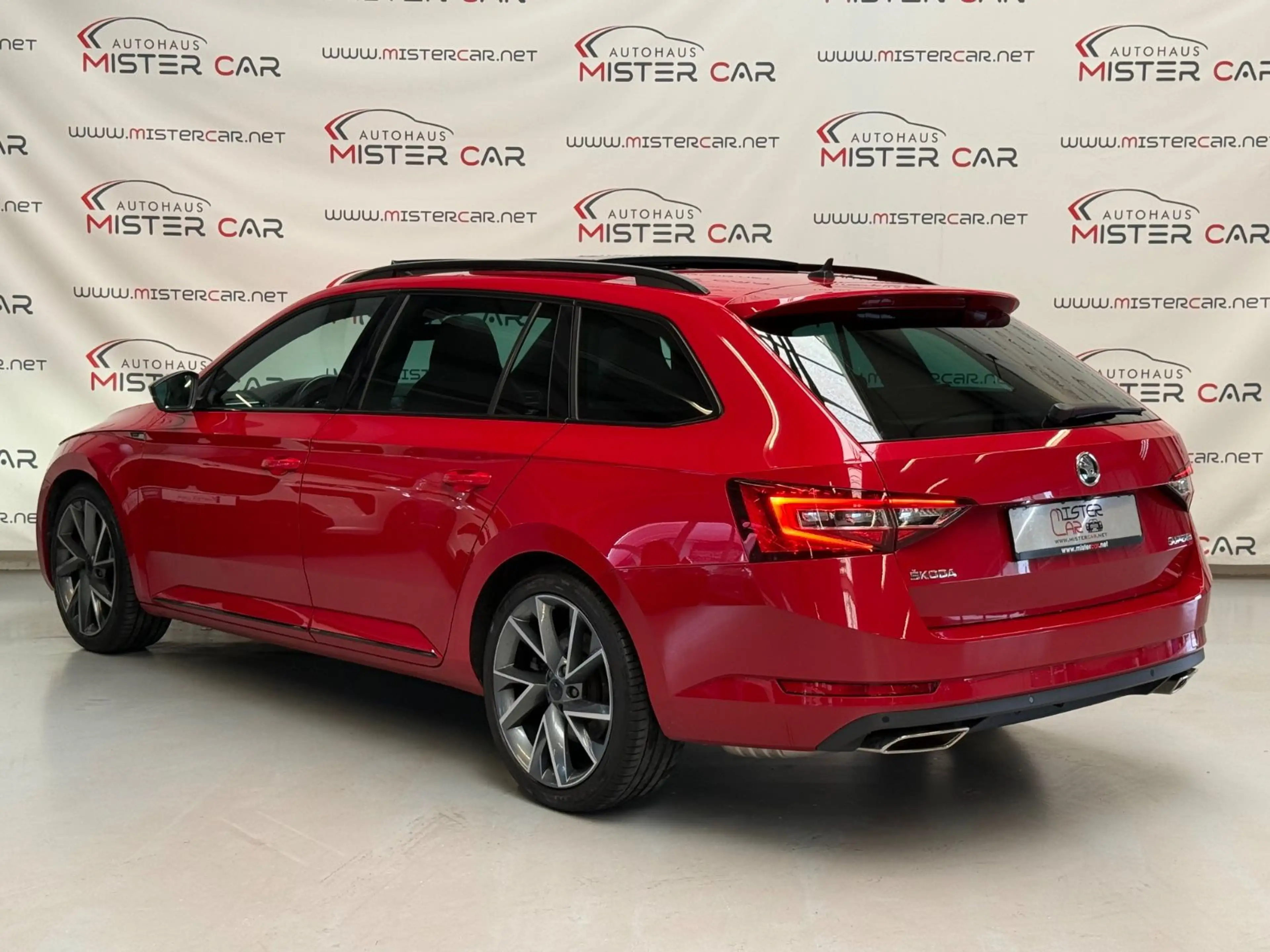 Skoda Superb Sportline 4x4 ACC/PANO/AHK/KAM/1HAND/19 — photo 3
