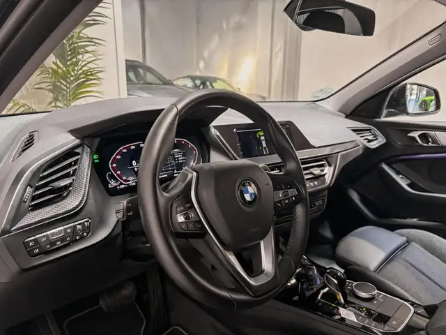 BMW 1 Series view 10