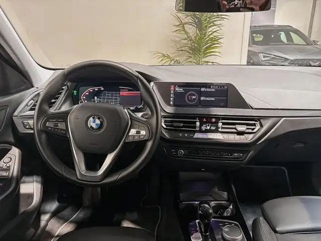 BMW 1 Series view 14