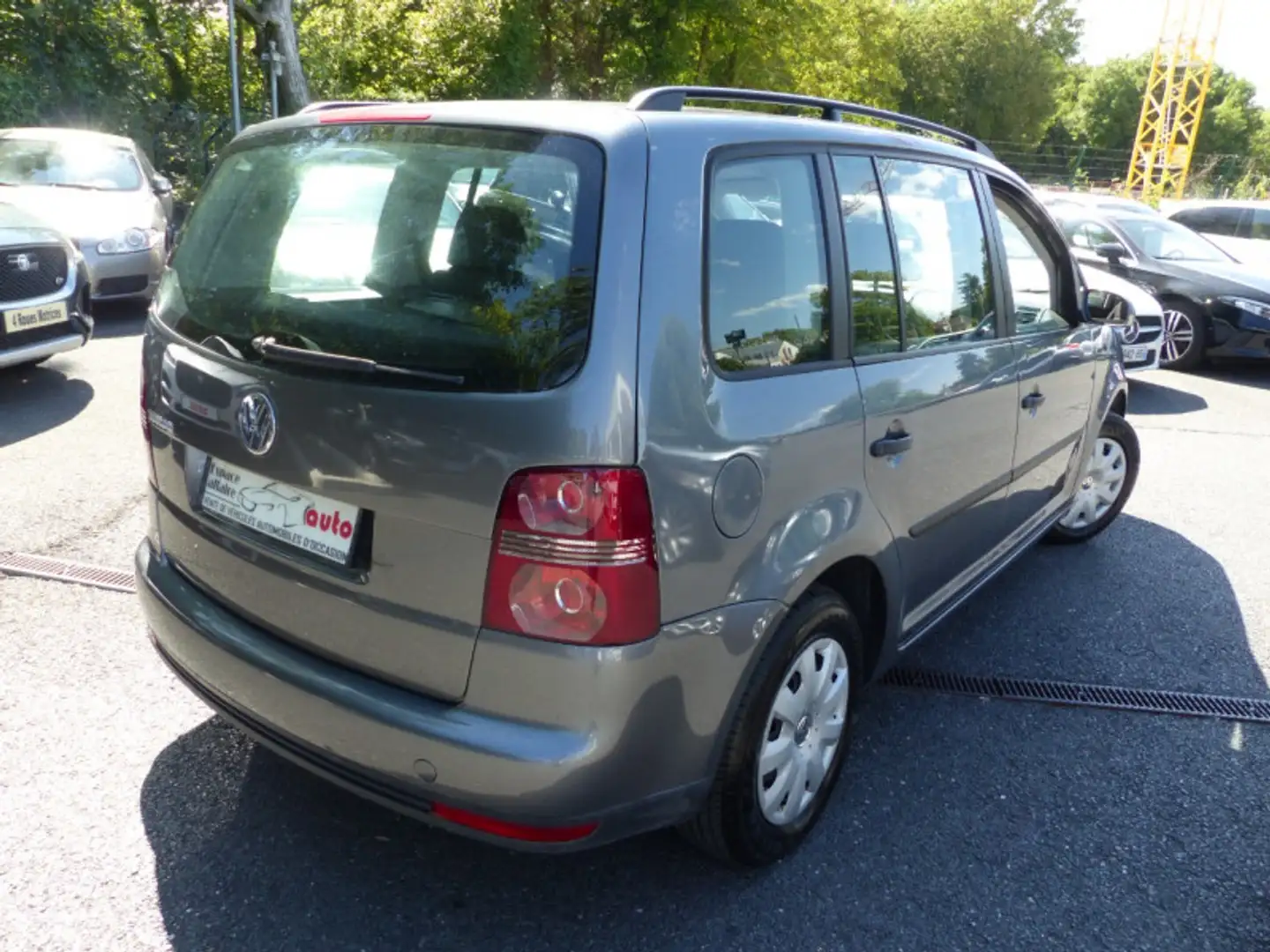 Volkswagen Touran 2.0 ECOFUEL TRENDLINE 7 PLACES Grijs - 2
