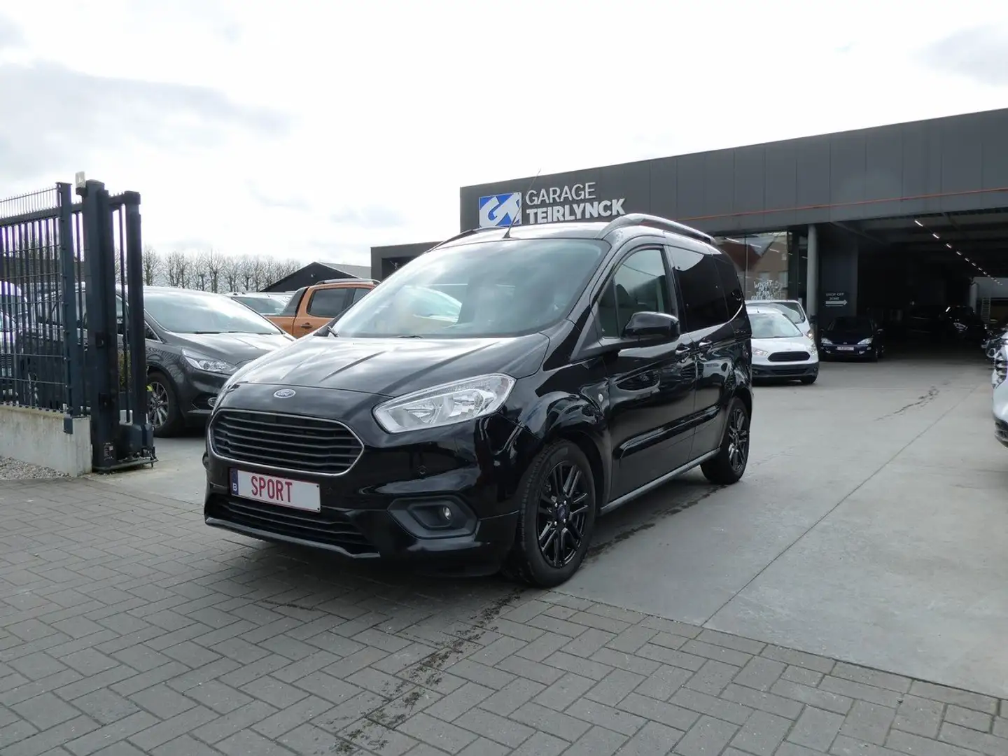 Ford Tourneo Courier 1.5 TDCi 75pk 5pl SPORT Luxe '19 61000km (69691) Black - 1