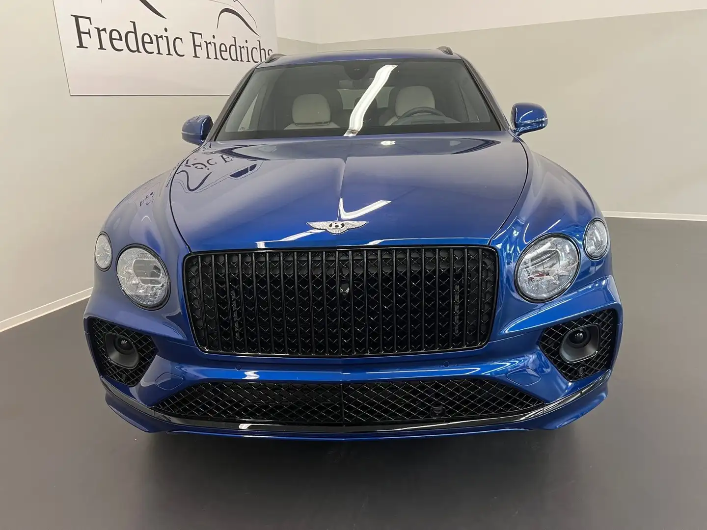 Bentley Bentayga 4.0 V8 EWB Azure First Edition Mulliner Bleu - 2