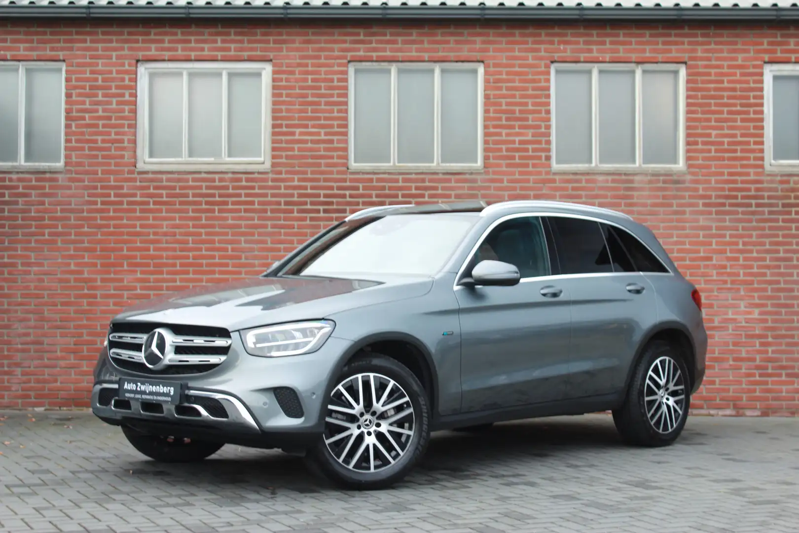 Mercedes-Benz GLC 300 300e 4MATIC Premium Plus | Pano | Trekhaak | Carpl Grijs - 1