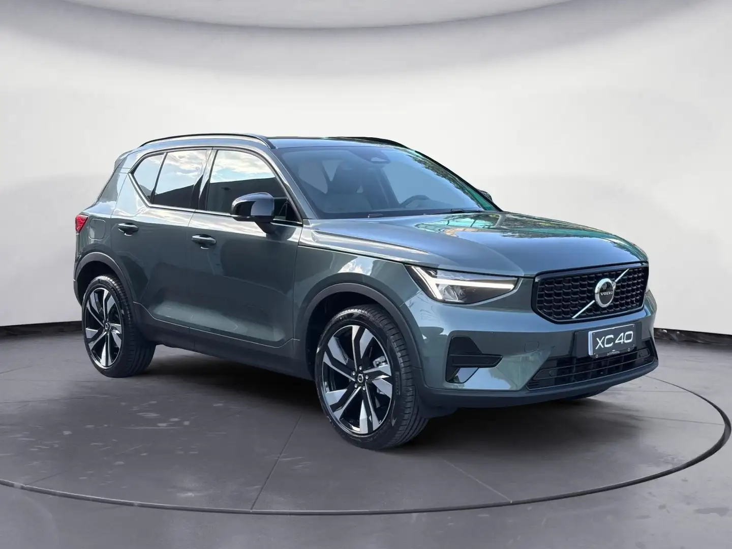 Volvo XC40 XC40 B3 automatico Plus Dark PRONTA CONSEGNA Verde - 2