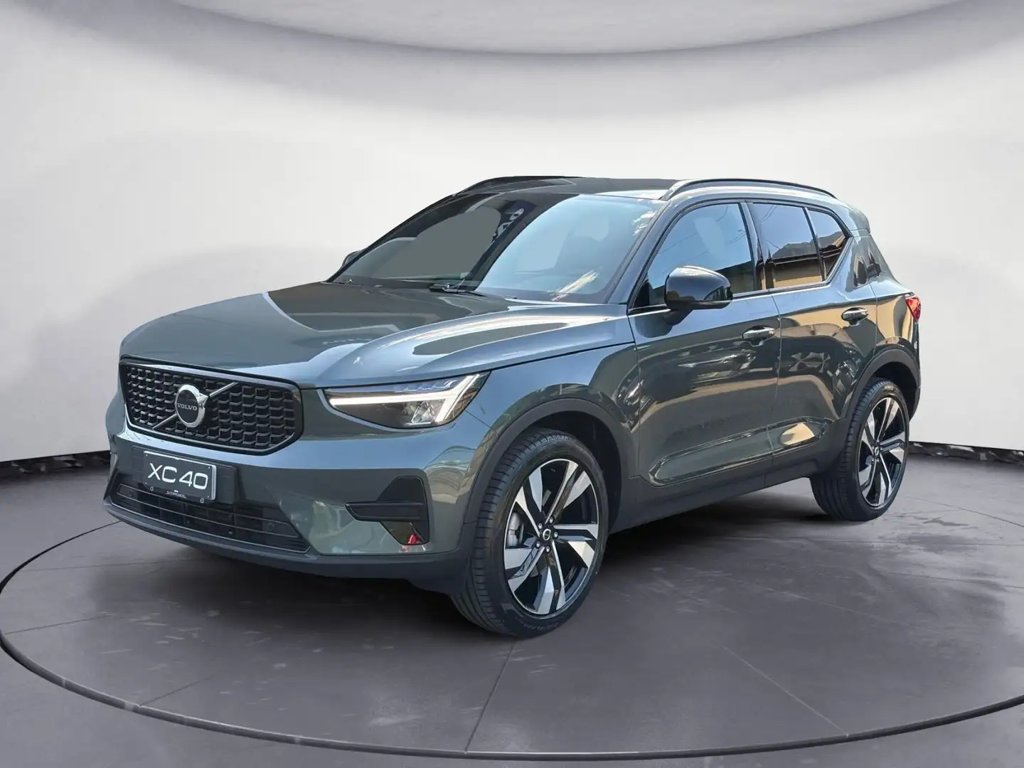 Volvo XC40 XC40 B3 automatico Plus Dark PRONTA CONSEGNA Verde - 1