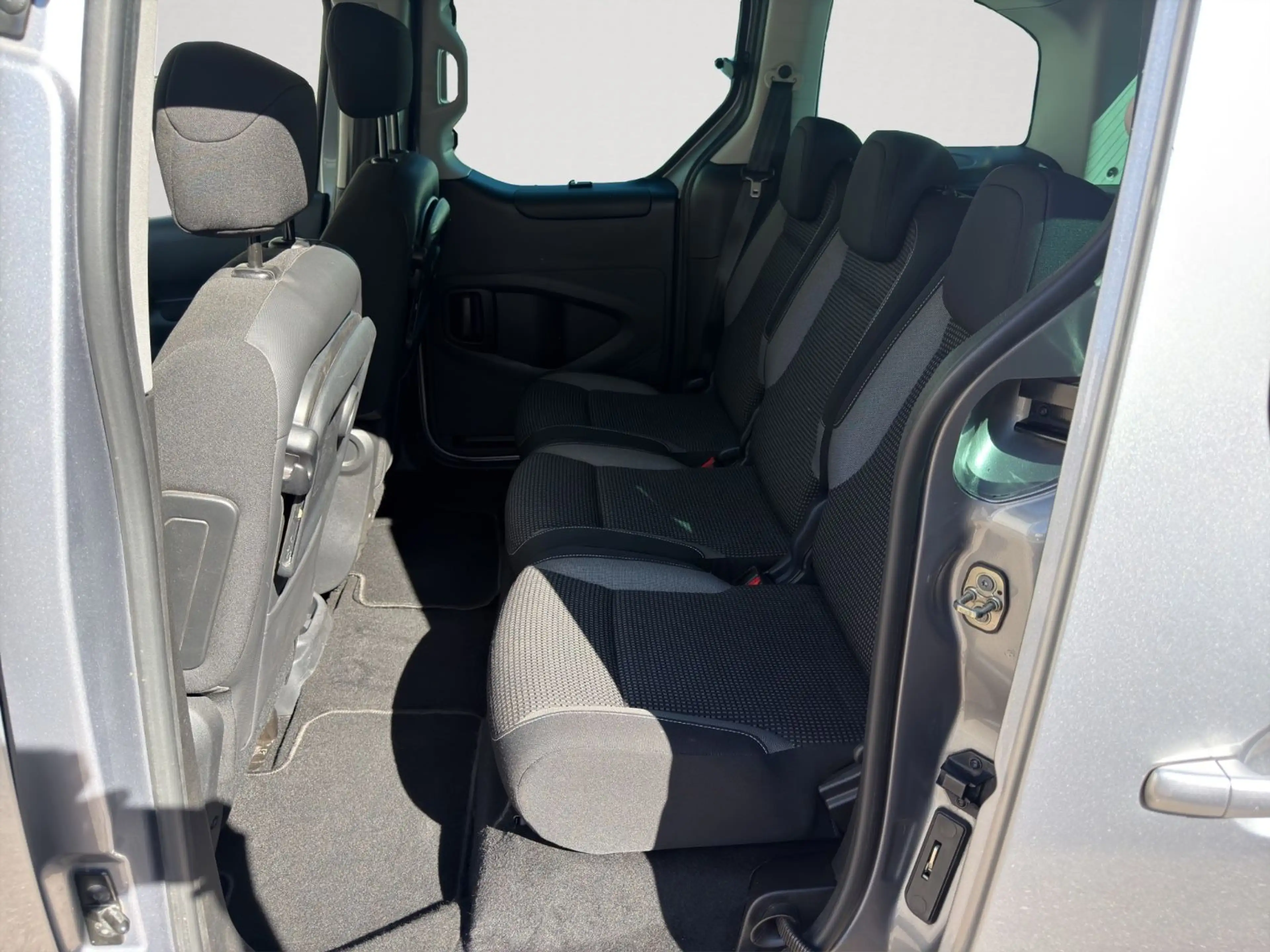Peugeot Partner Tepee Allure PureTech *KAMERA*AHK*SHZ* — photo 14
