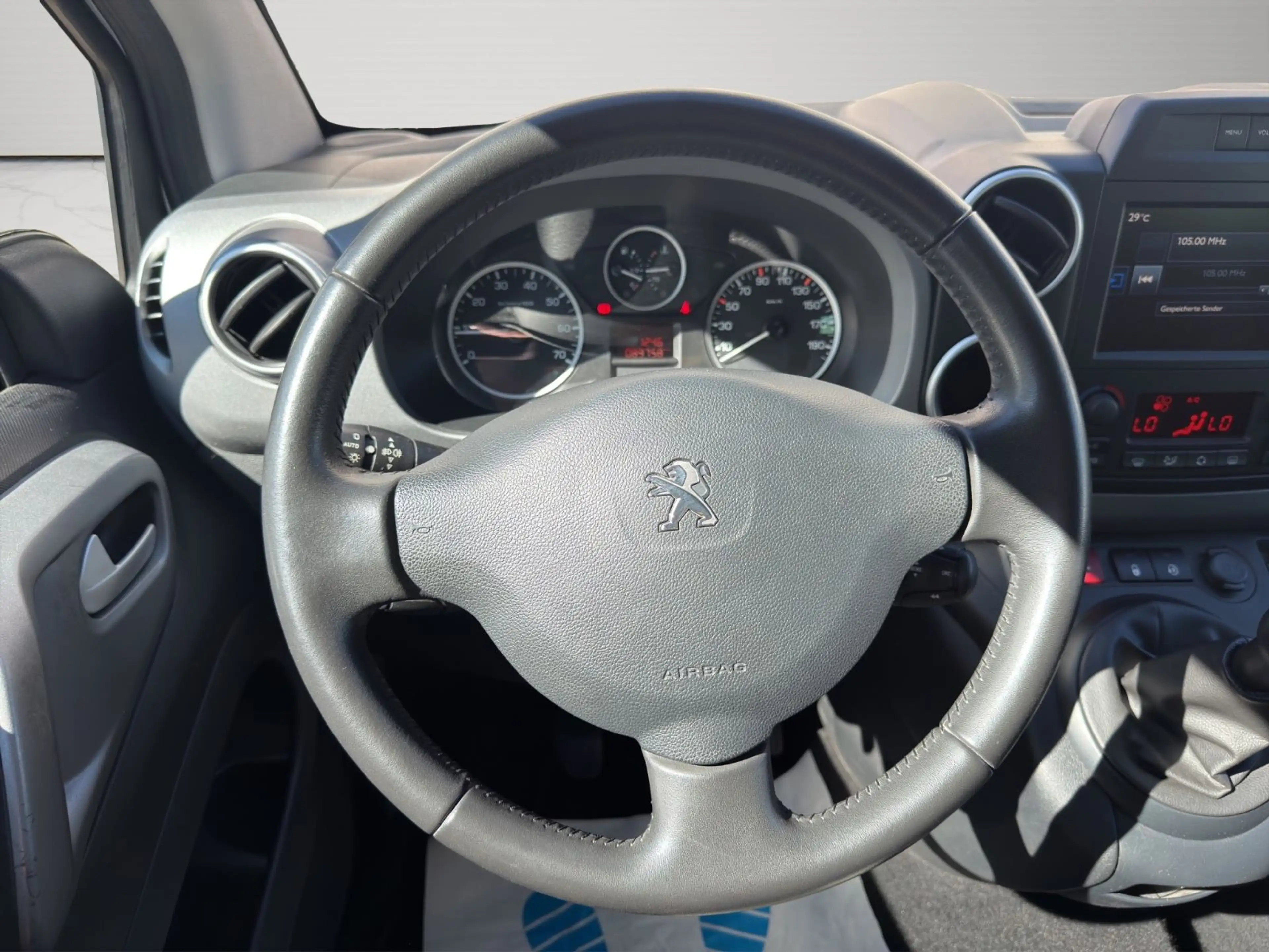 Peugeot Partner Tepee Allure PureTech *KAMERA*AHK*SHZ* — photo 11