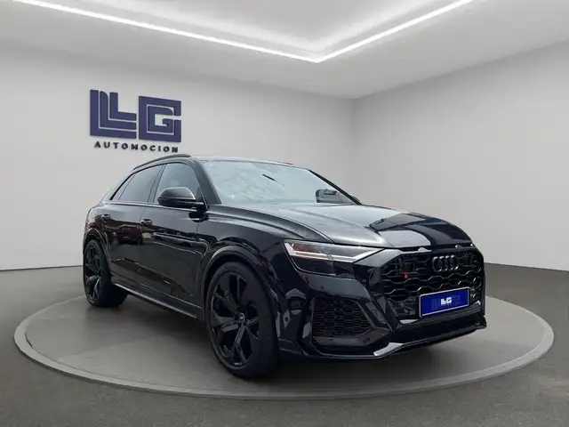 Audi RS Q8 view 3
