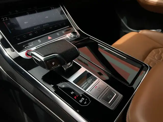 Audi RS Q8 view 12
