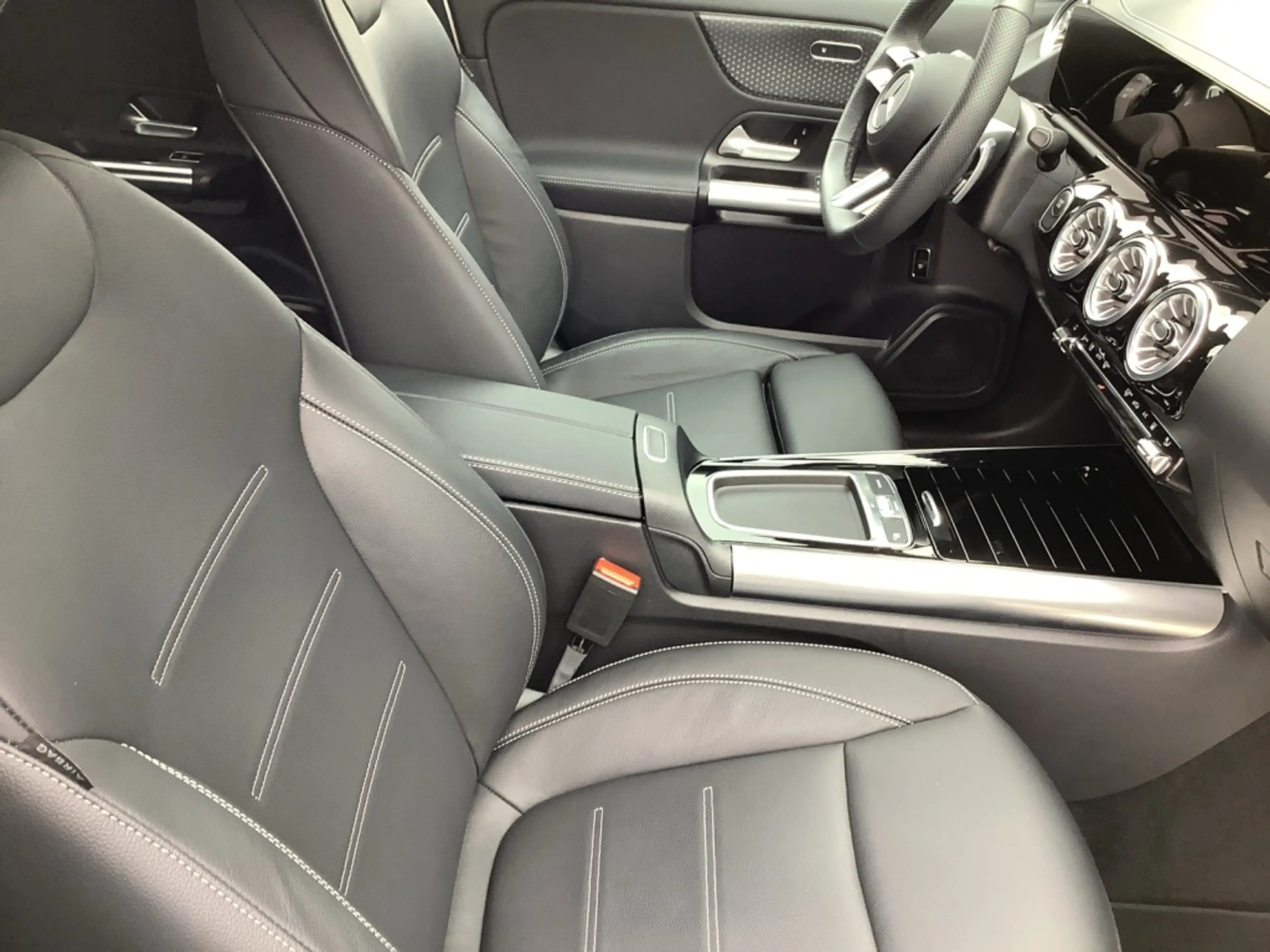 Mercedes-Benz EQA 300 4M AMG*Advanced*LED*360°Kamera*Leder-P.* — photo 7