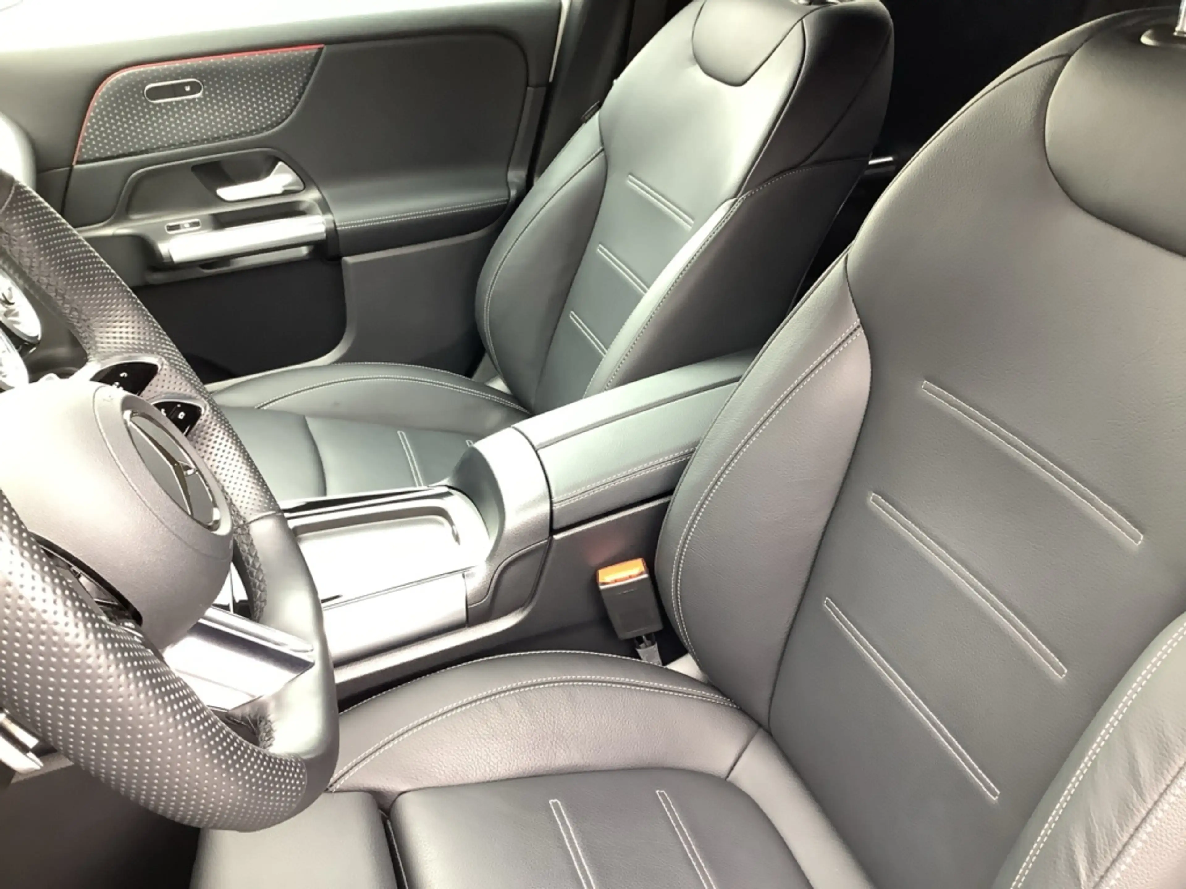 Mercedes-Benz EQA 300 4M AMG*Advanced*LED*360°Kamera*Leder-P.* — photo 9