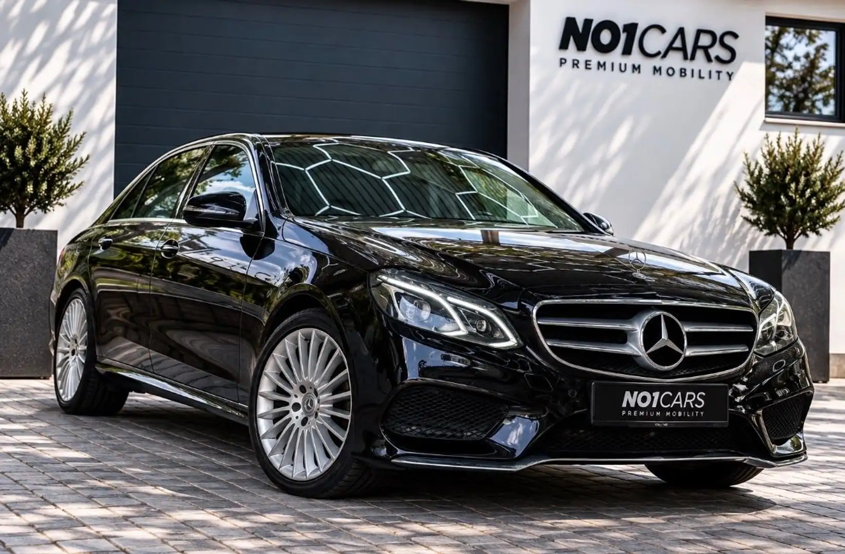 Mercedes-Benz E 300 E 300 BlueTec Hybrid *Massage*Heckrollo*360°*VOLL Schwarz - 1