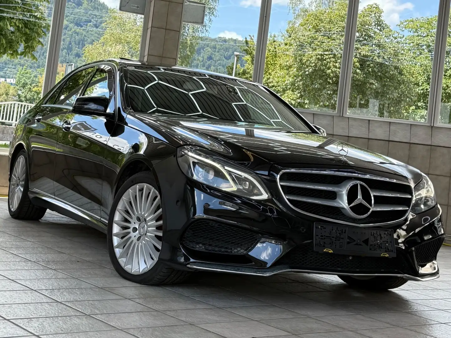 Mercedes-Benz E 300 E 300 BlueTec Hybrid *Massage*Heckrollo*360°*VOLL Schwarz - 1