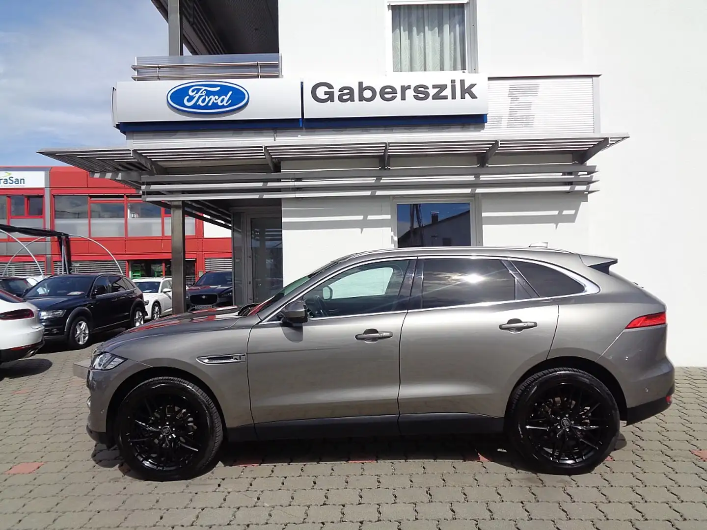 Jaguar F-Pace 25t AWD Portfolio Aut. Silber - 2