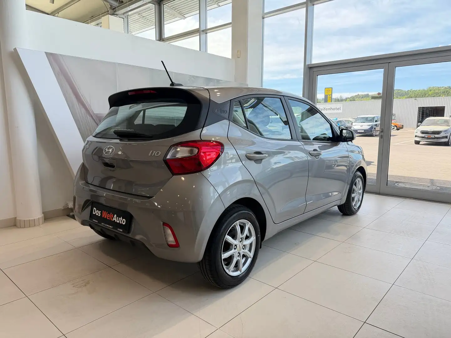 Hyundai i10 1,0 chic Grau - 2