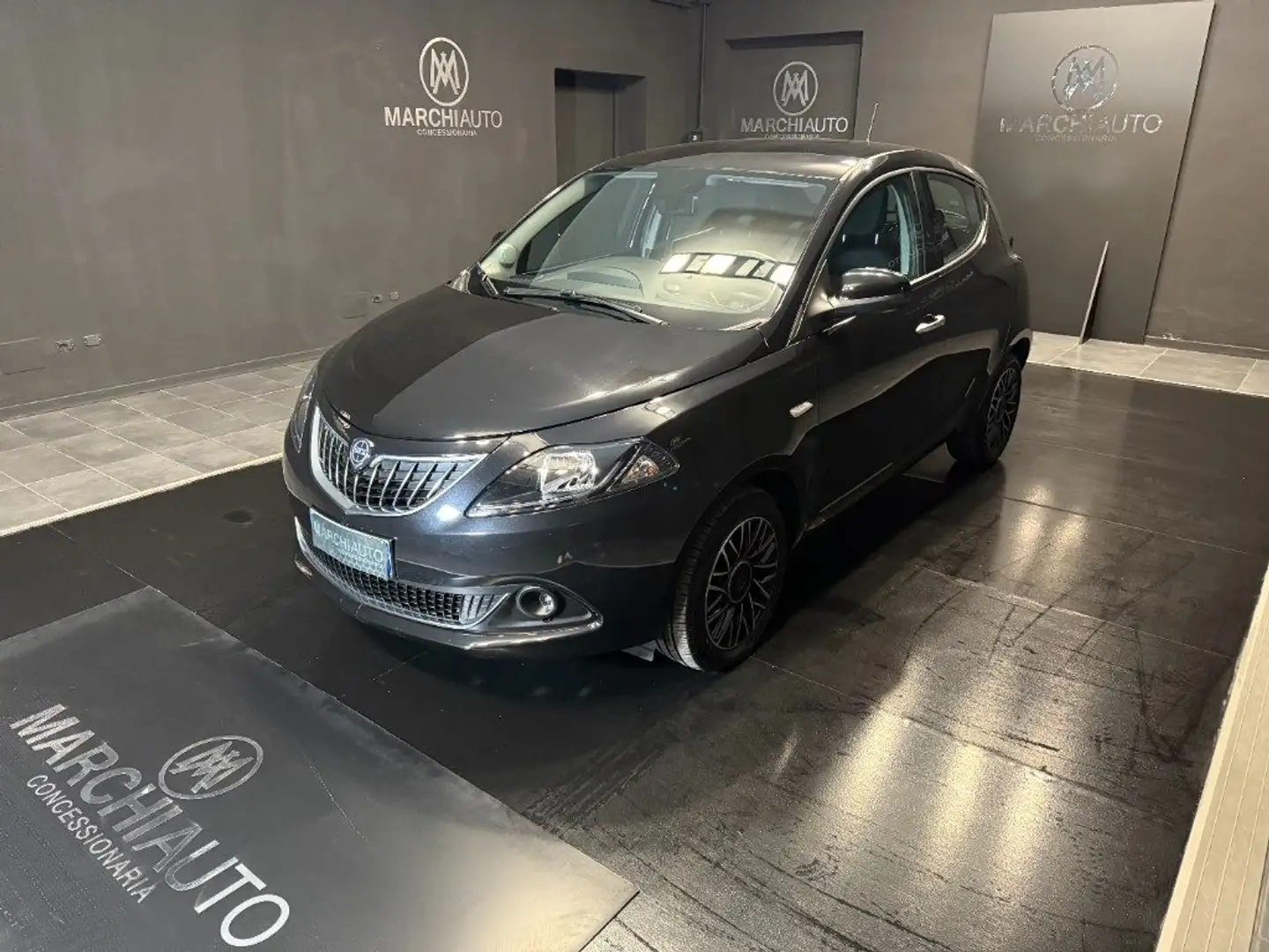 Lancia Ypsilon 1.0 FireFly 5 porte Hybrid Platino Nero - 1