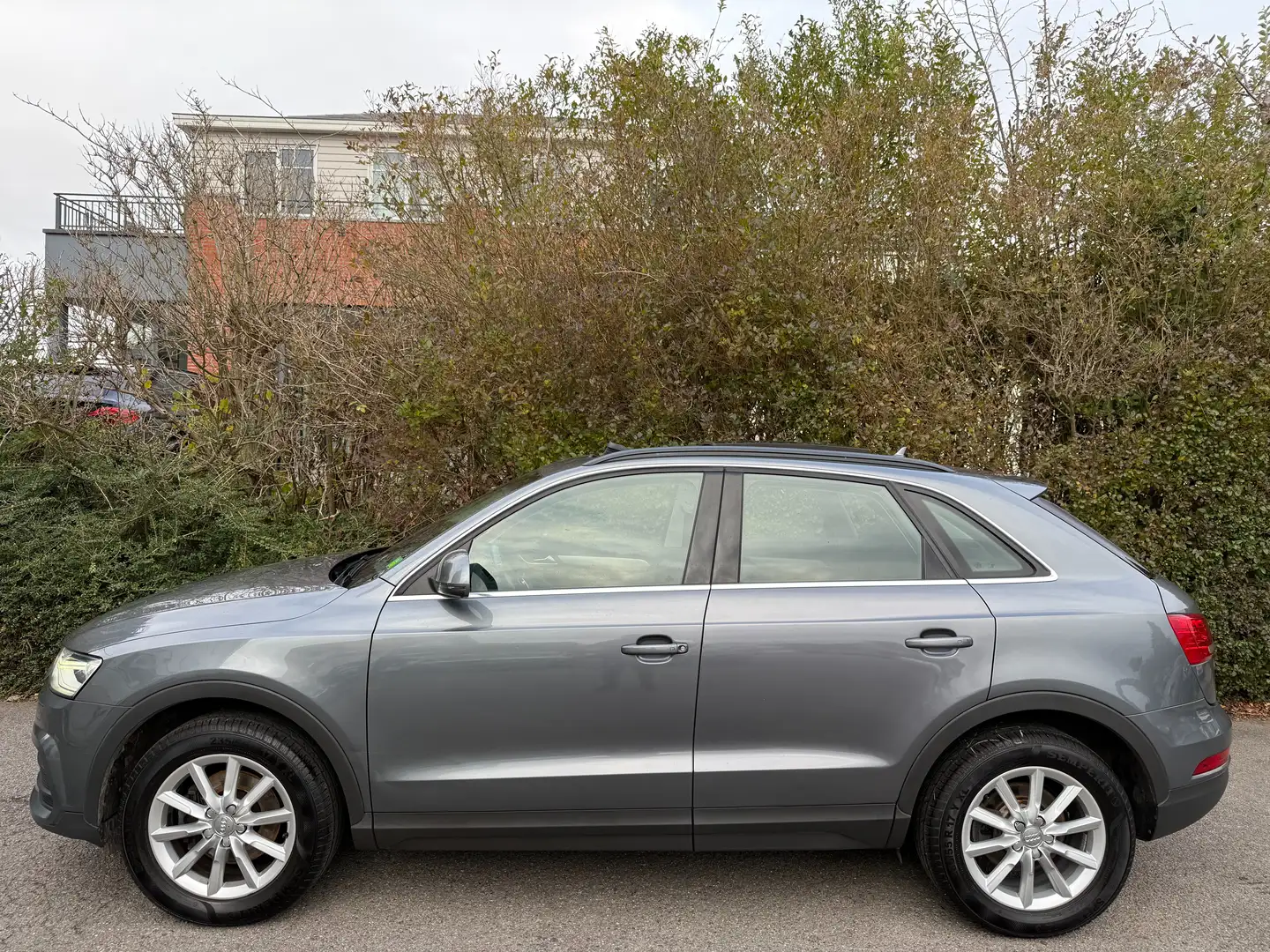 Audi Q3 1.4 TFSI S tronic+BOITE AUTO+NAVI+TOIT OU+CUIR+6B Gris - 2