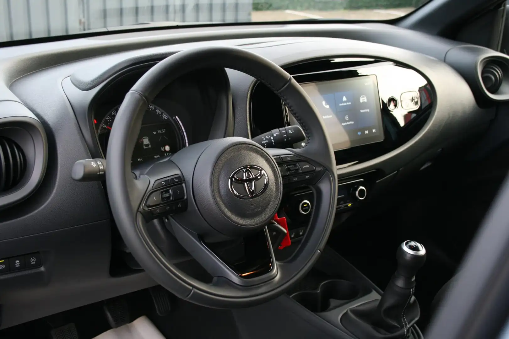 Toyota Aygo X 1.0 VVT-i MT Pulse Grijs - 2