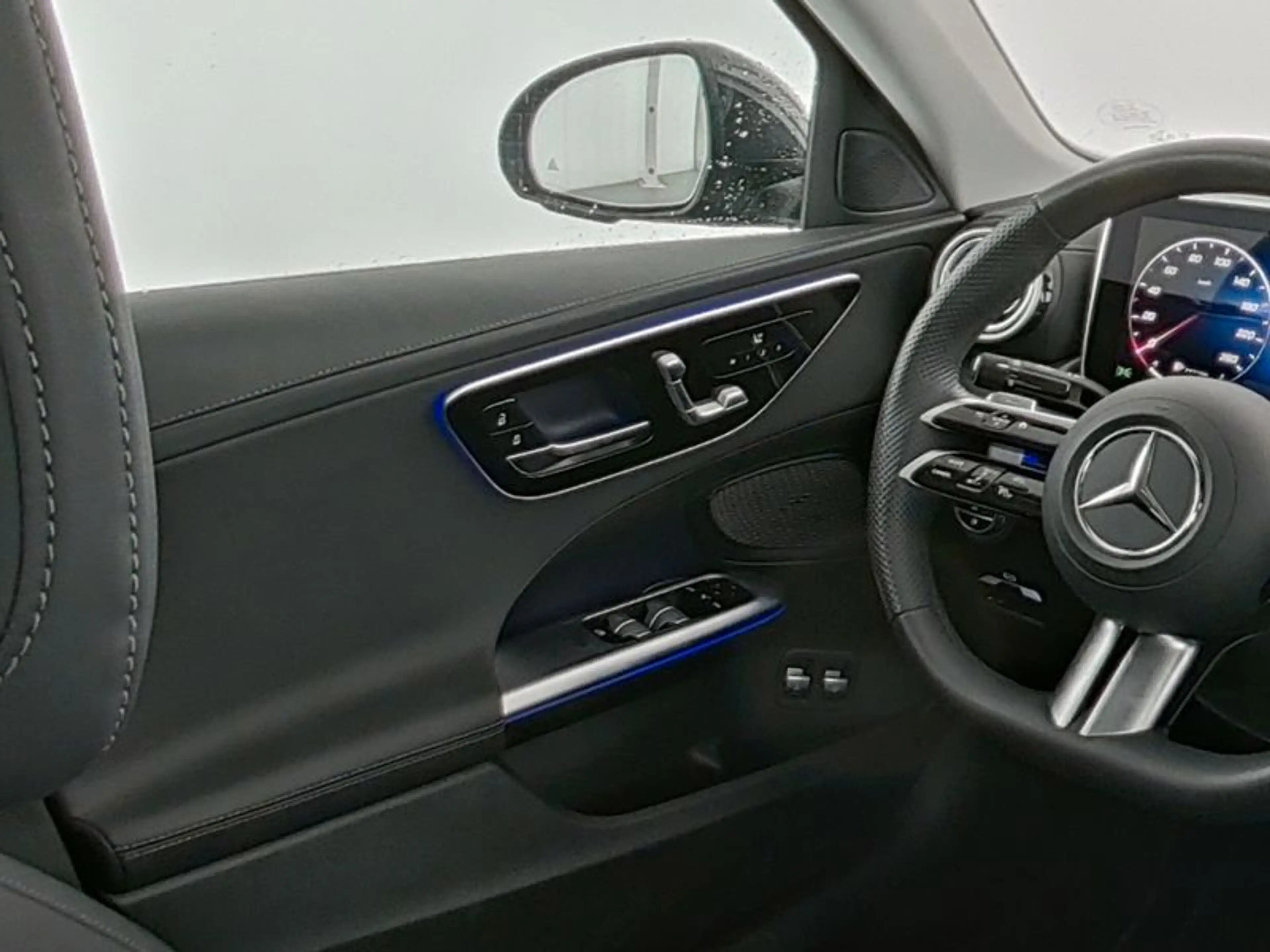Mercedes-Benz C 300 e AMG+LED+MEMORY+AMBIENTE+CARP+MBUX+PANO — photo 3