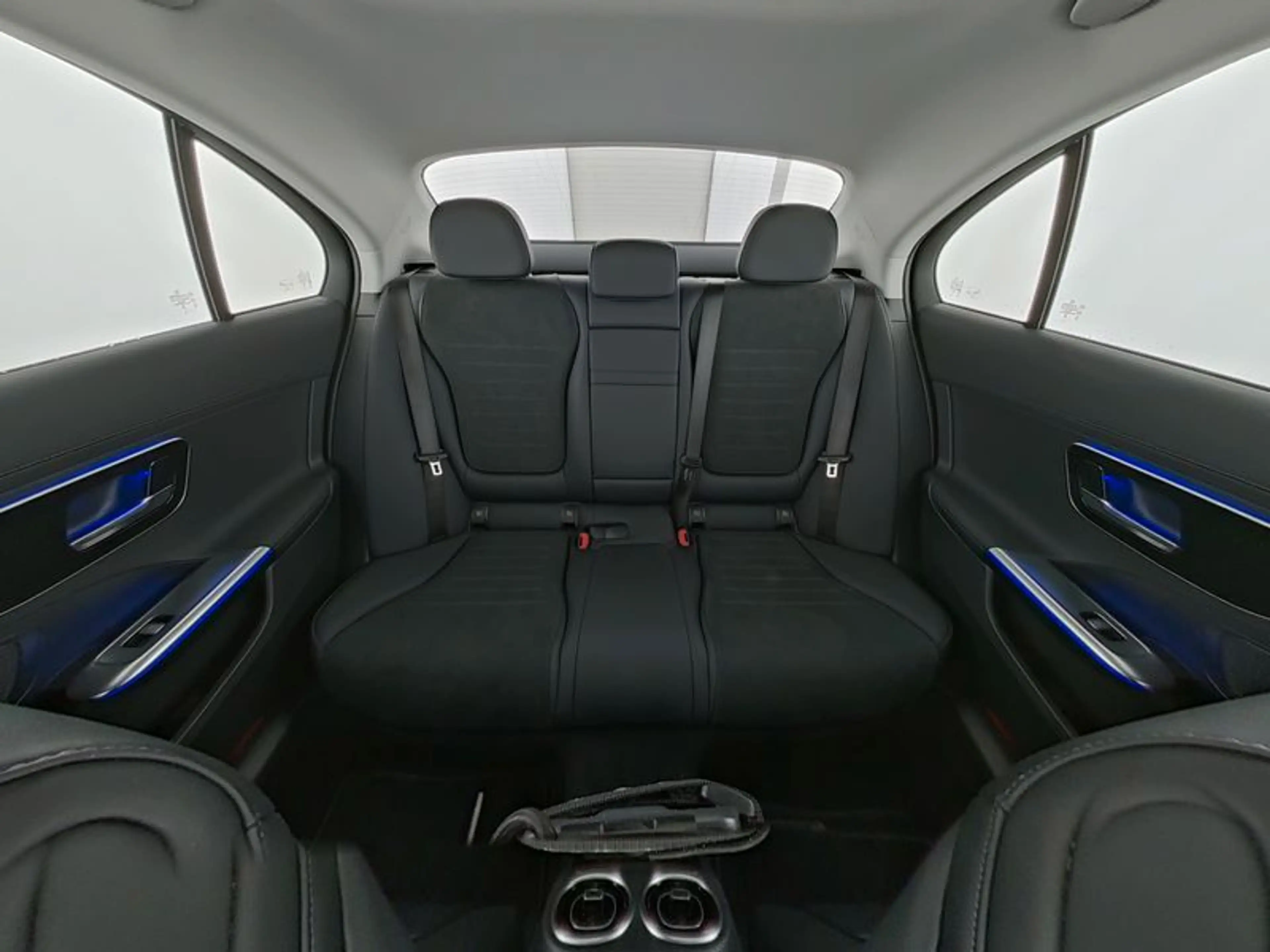 Mercedes-Benz C 300 e AMG+LED+MEMORY+AMBIENTE+CARP+MBUX+PANO — photo 7