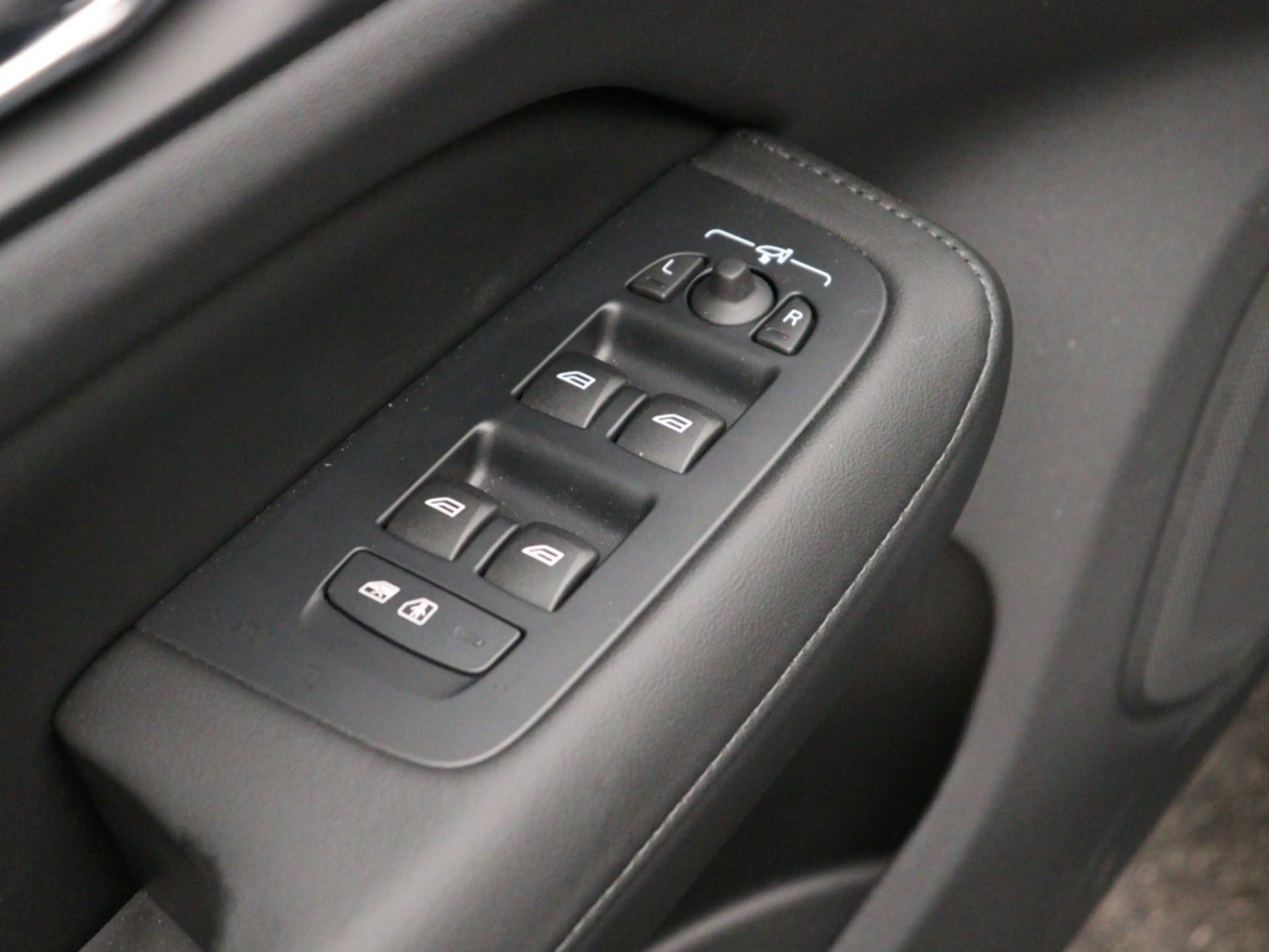 Volvo V60 T6 PLUG-IN HYBRID PLUS DARK SCHUIFDAK FULL-LED 360 — photo 12