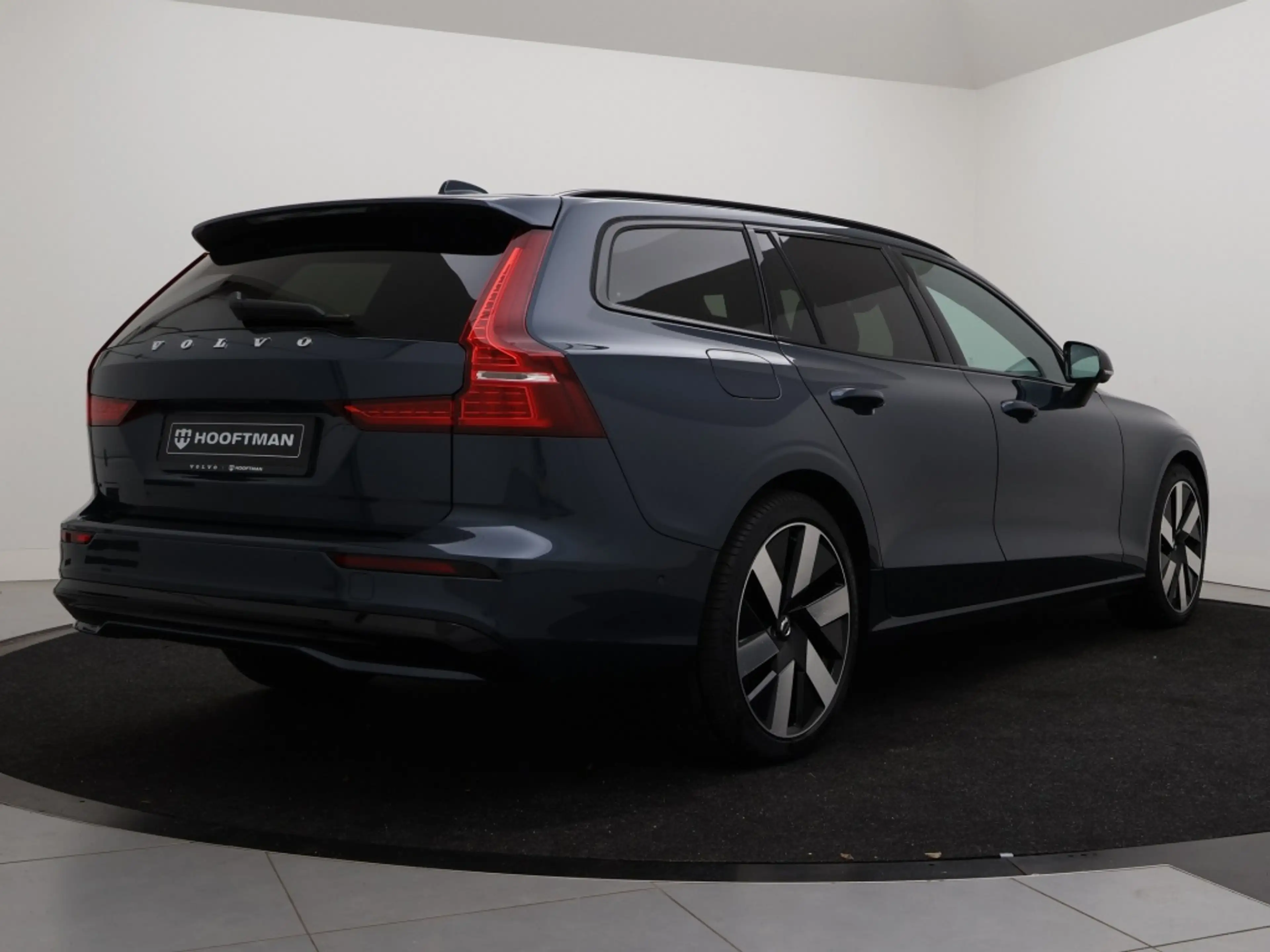 Volvo V60 T6 PLUG-IN HYBRID PLUS DARK SCHUIFDAK FULL-LED 360 — photo 4