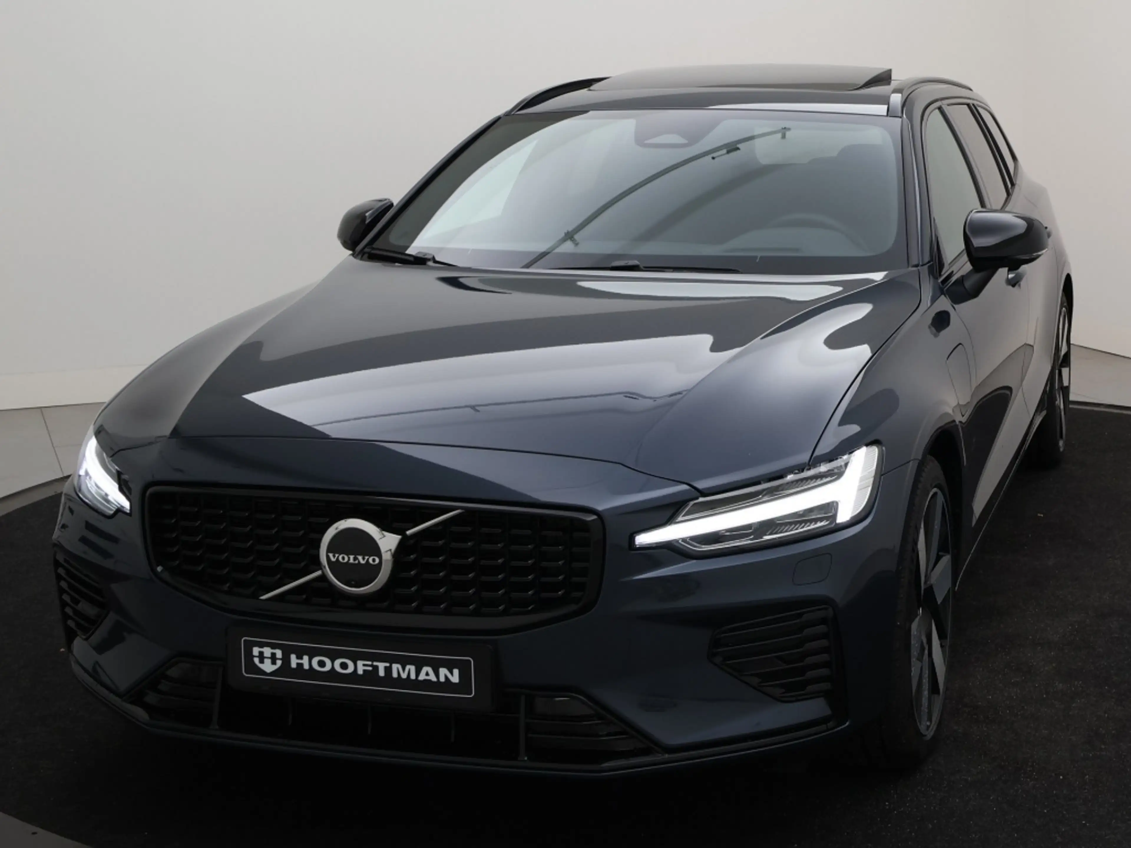 Volvo V60 T6 PLUG-IN HYBRID PLUS DARK SCHUIFDAK FULL-LED 360 — photo 6
