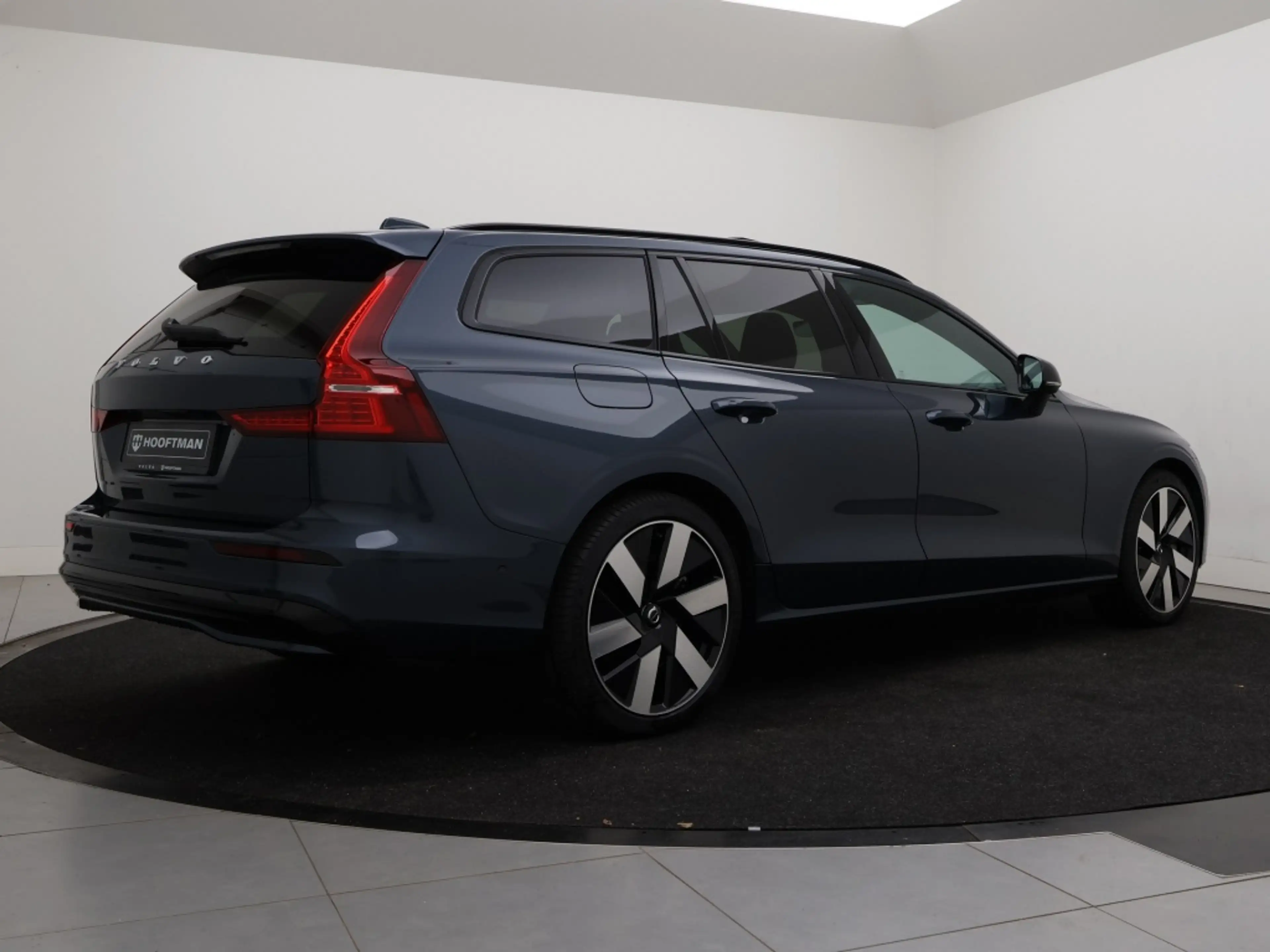 Volvo V60 T6 PLUG-IN HYBRID PLUS DARK SCHUIFDAK FULL-LED 360 — photo 3
