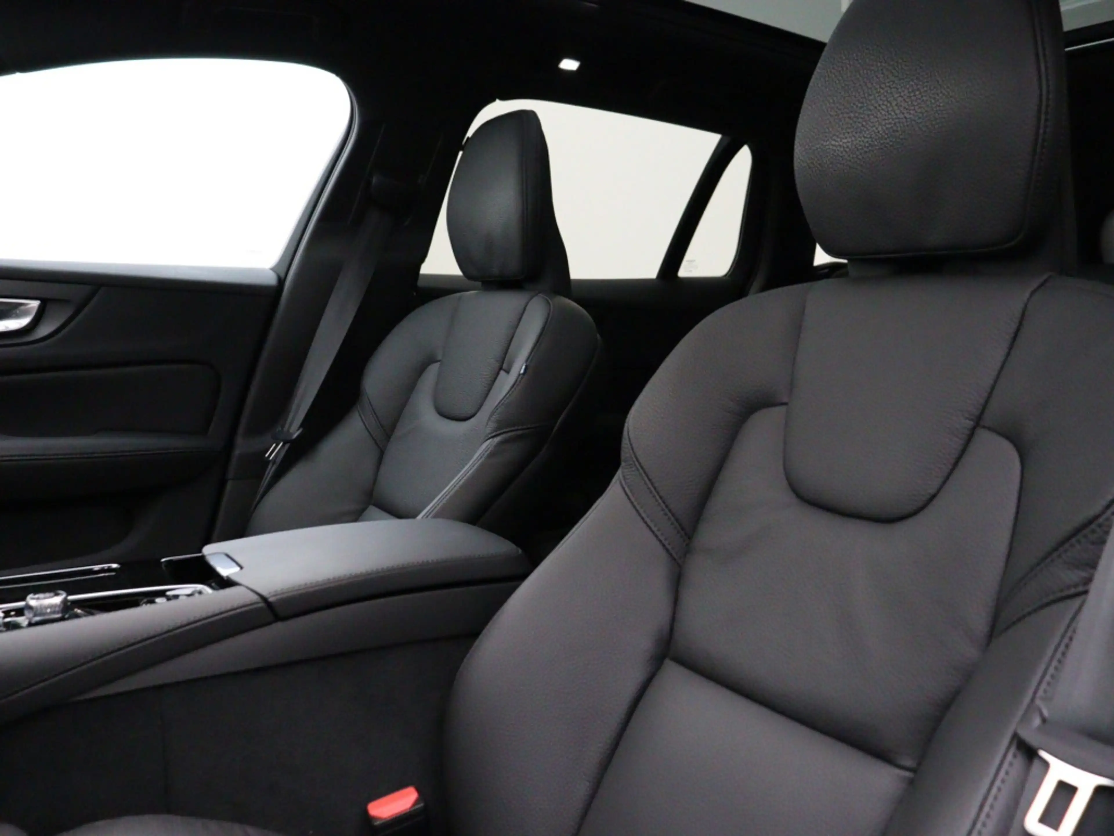 Volvo V60 T6 PLUG-IN HYBRID PLUS DARK SCHUIFDAK FULL-LED 360 — photo 14