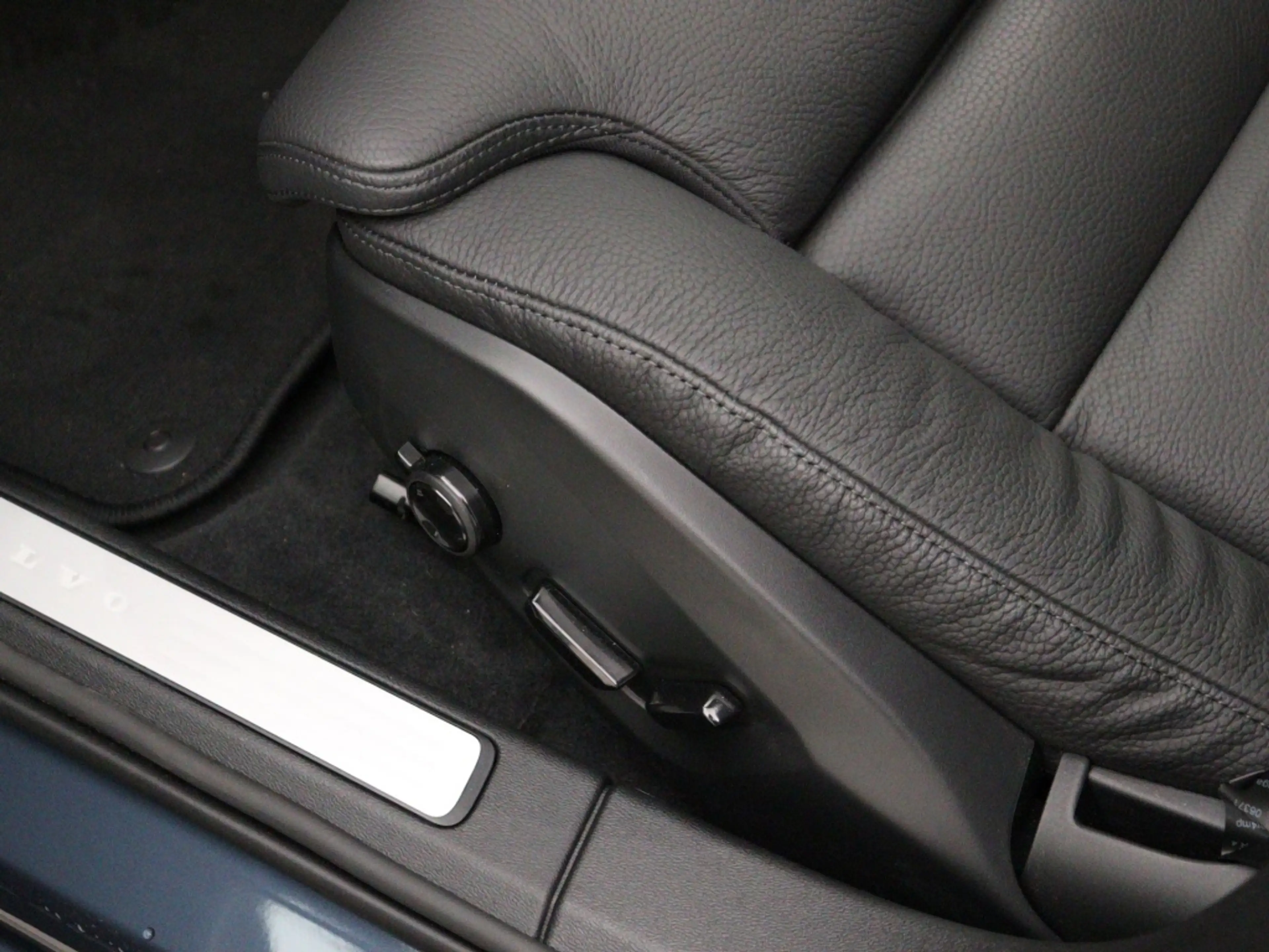 Volvo V60 T6 PLUG-IN HYBRID PLUS DARK SCHUIFDAK FULL-LED 360 — photo 11