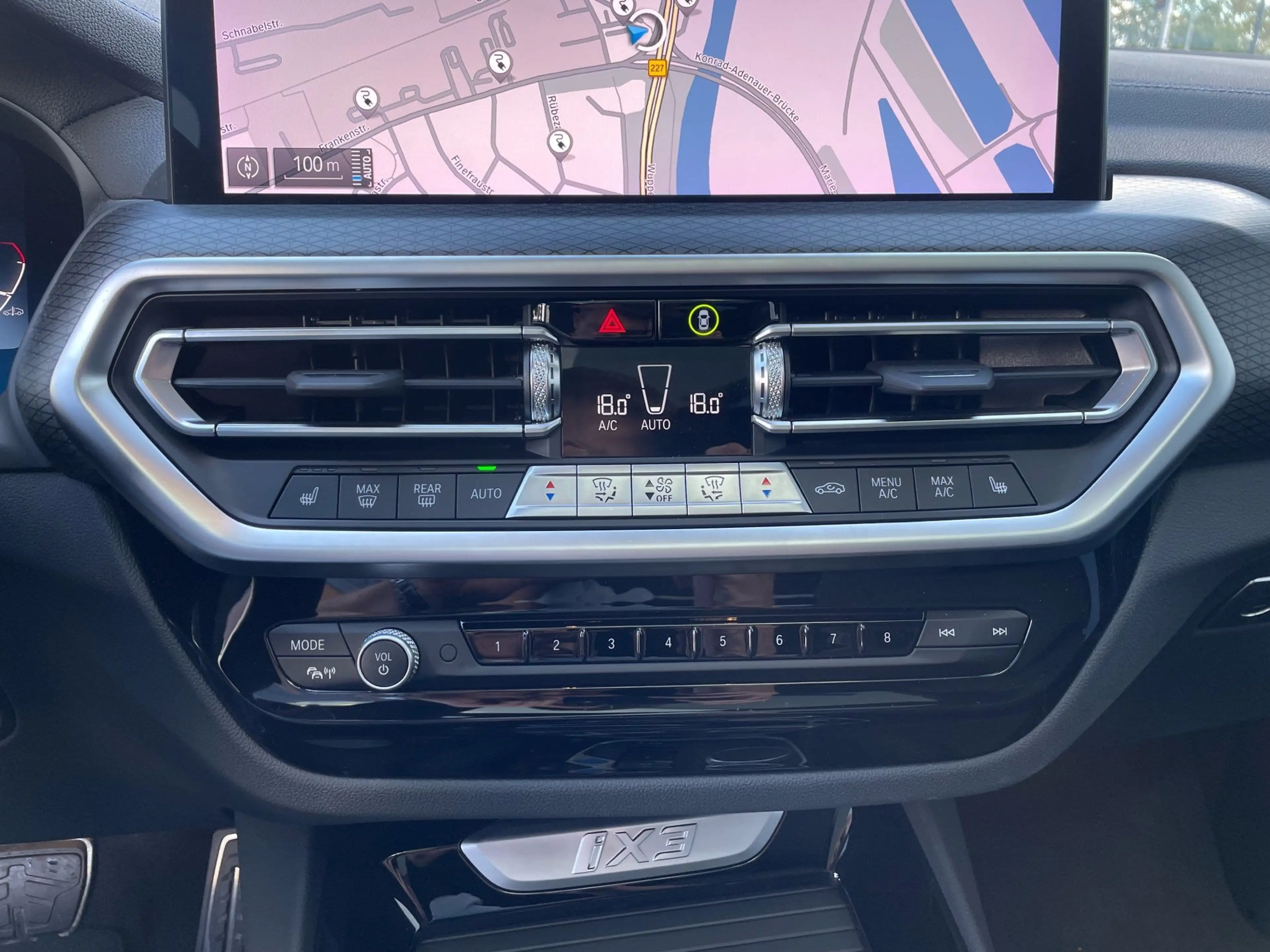 BMW iX3 Impressive || Pano H&K HeadUp AHK Head-Up — photo 16