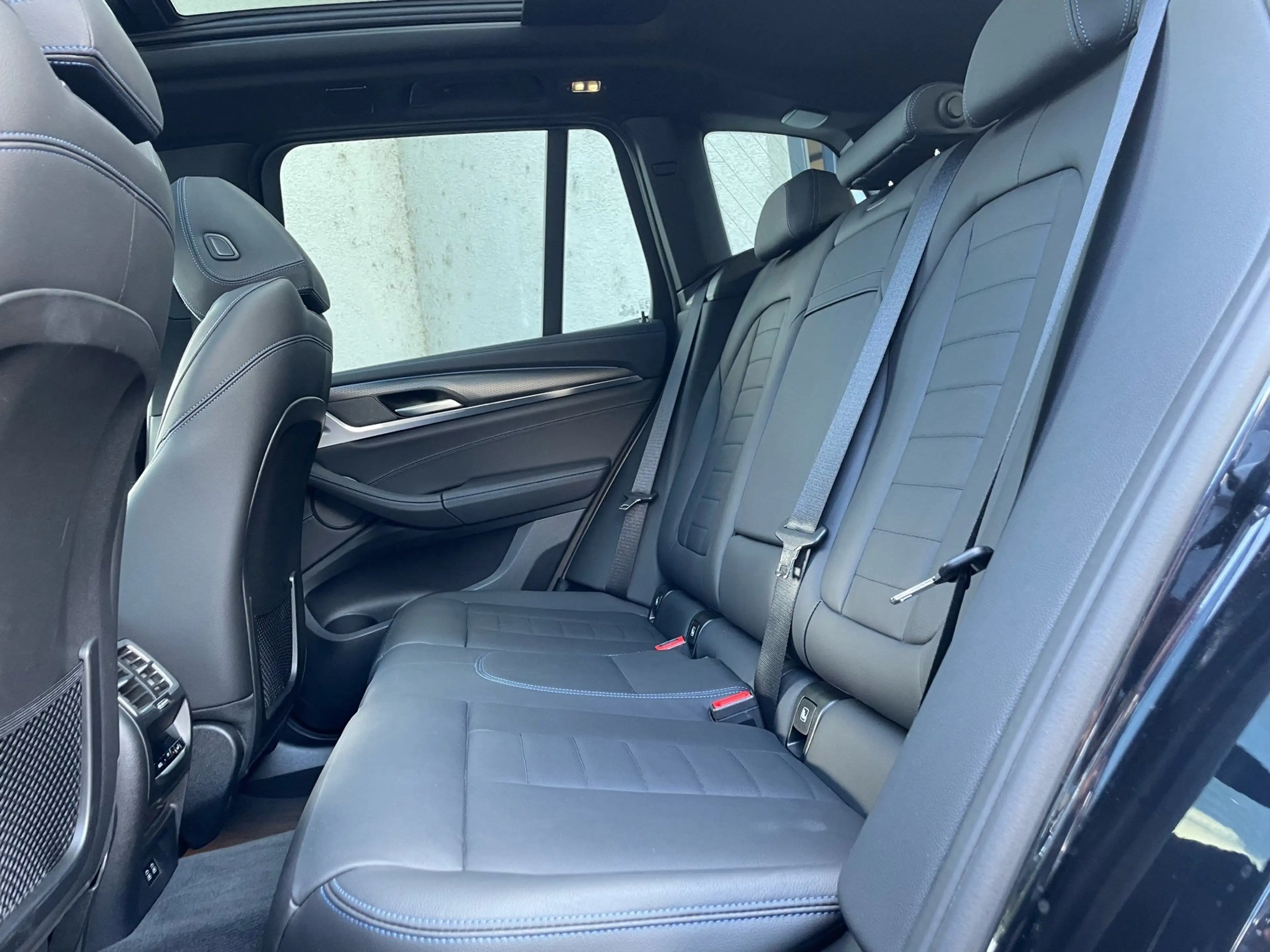 BMW iX3 Impressive || Pano H&K HeadUp AHK Head-Up — photo 18