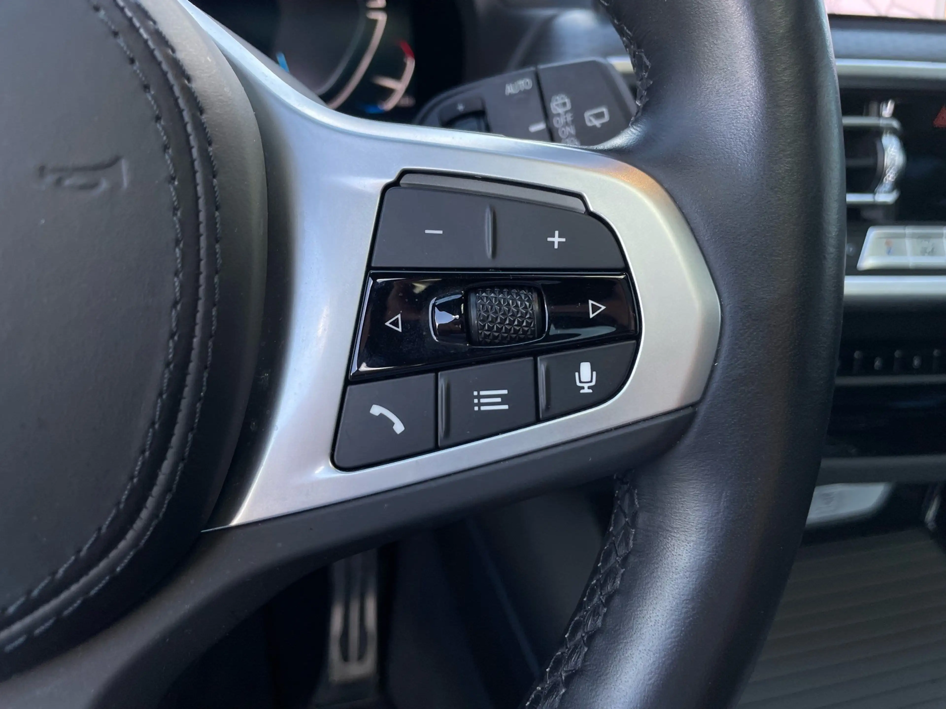 BMW iX3 Impressive || Pano H&K HeadUp AHK Head-Up — photo 12