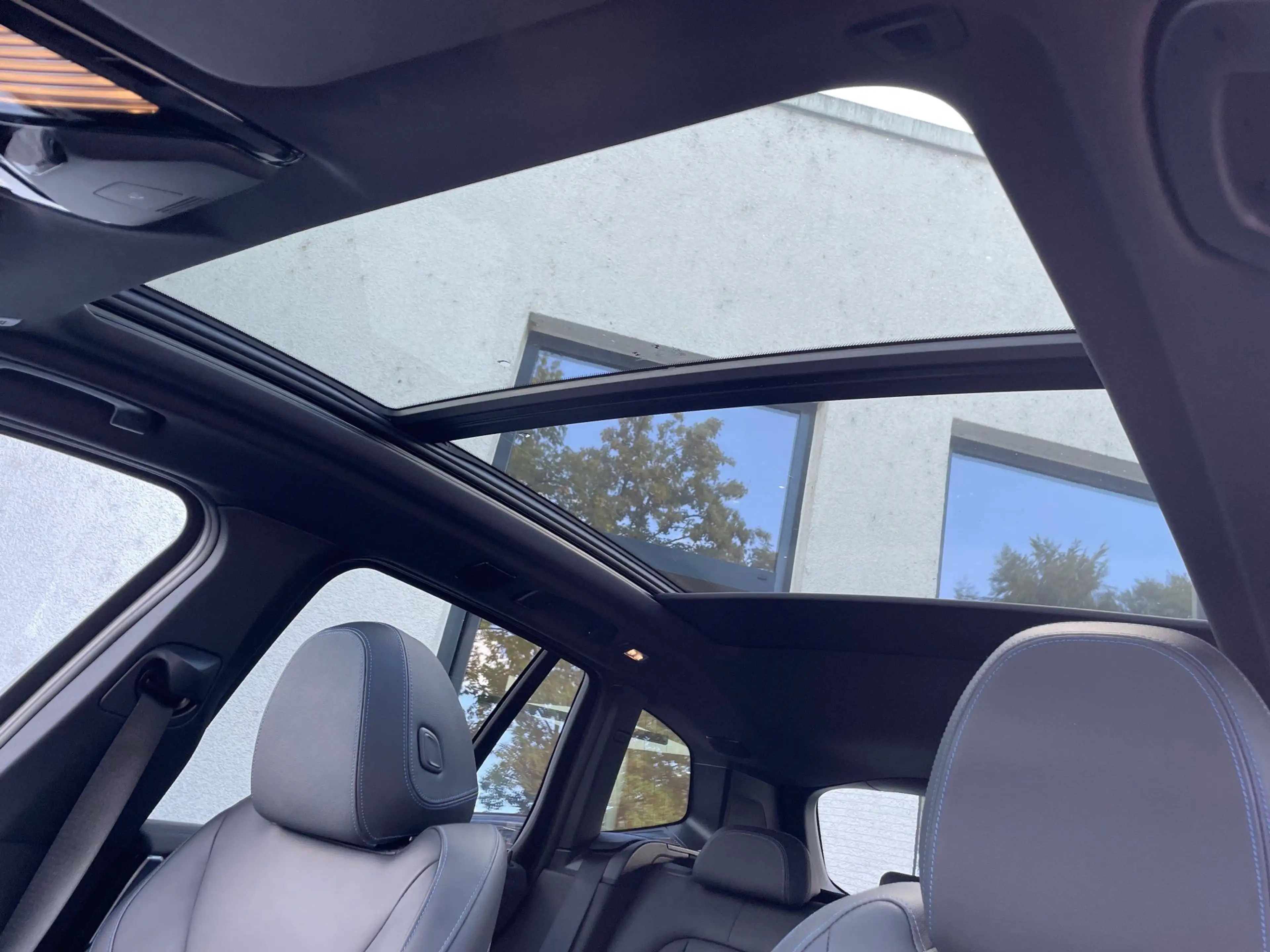 BMW iX3 Impressive || Pano H&K HeadUp AHK Head-Up — photo 8