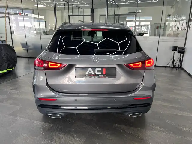 Mercedes-Benz GLA view 9